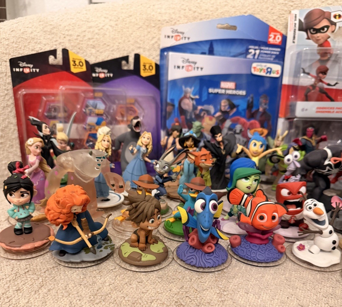 HUGE Disney Infinity 2.0 & 3.0 Figure Lot w/ power discs and more