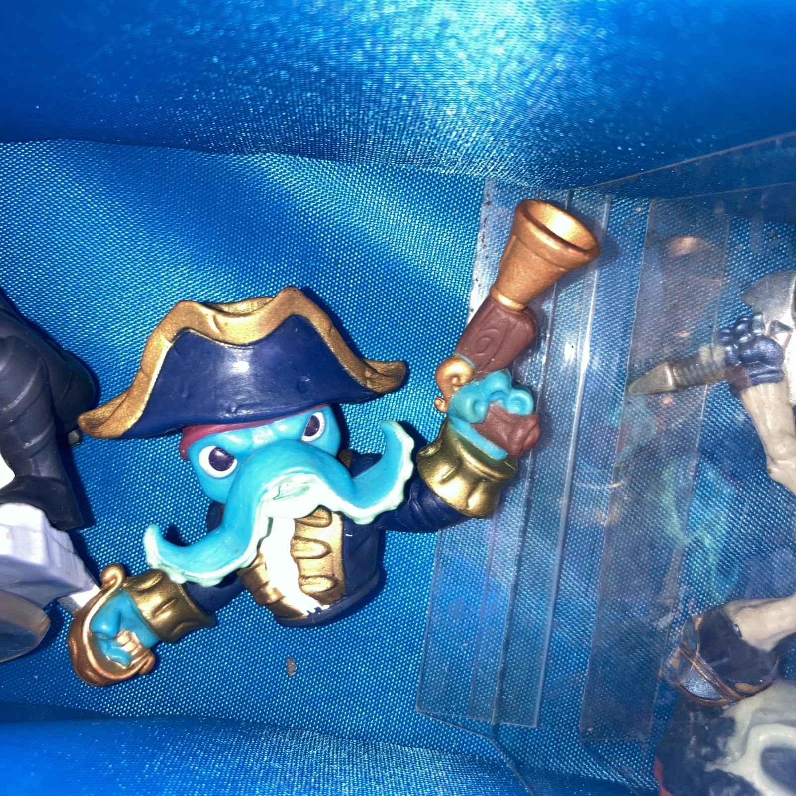 Skylanders Travel Case With 22 Skylanders