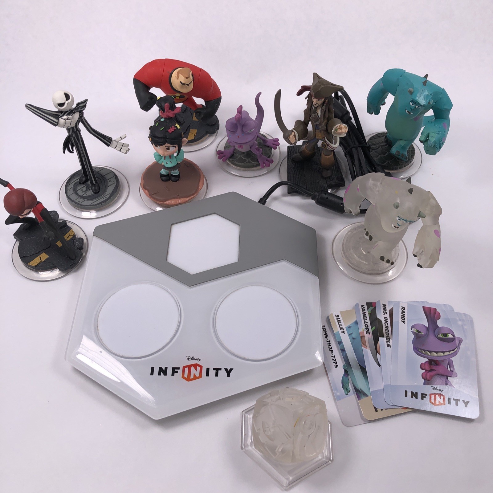 Disney Infinity Portal Base Pad For Xbox 360 INF# 8032385 W/ 9 figures-READ