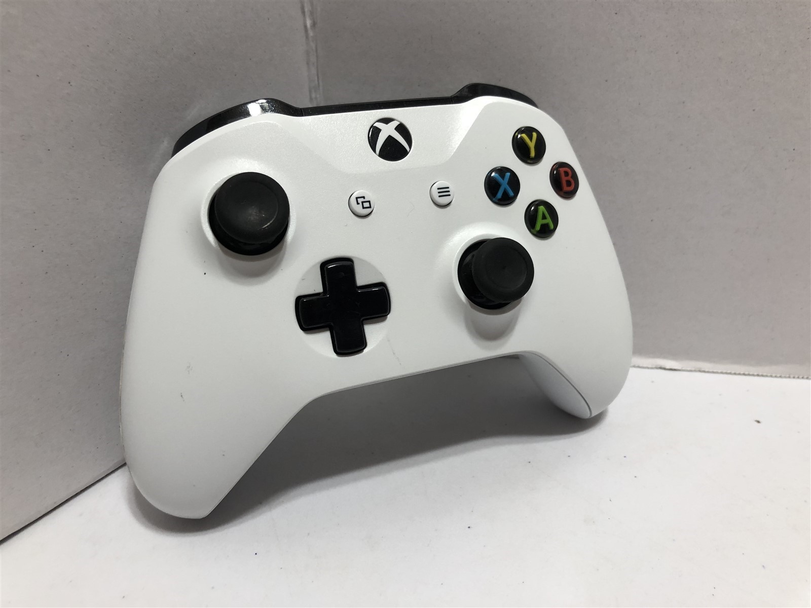 Genuine Microsoft Xbox ONE Wireless Controller White- with headphone jack Tested