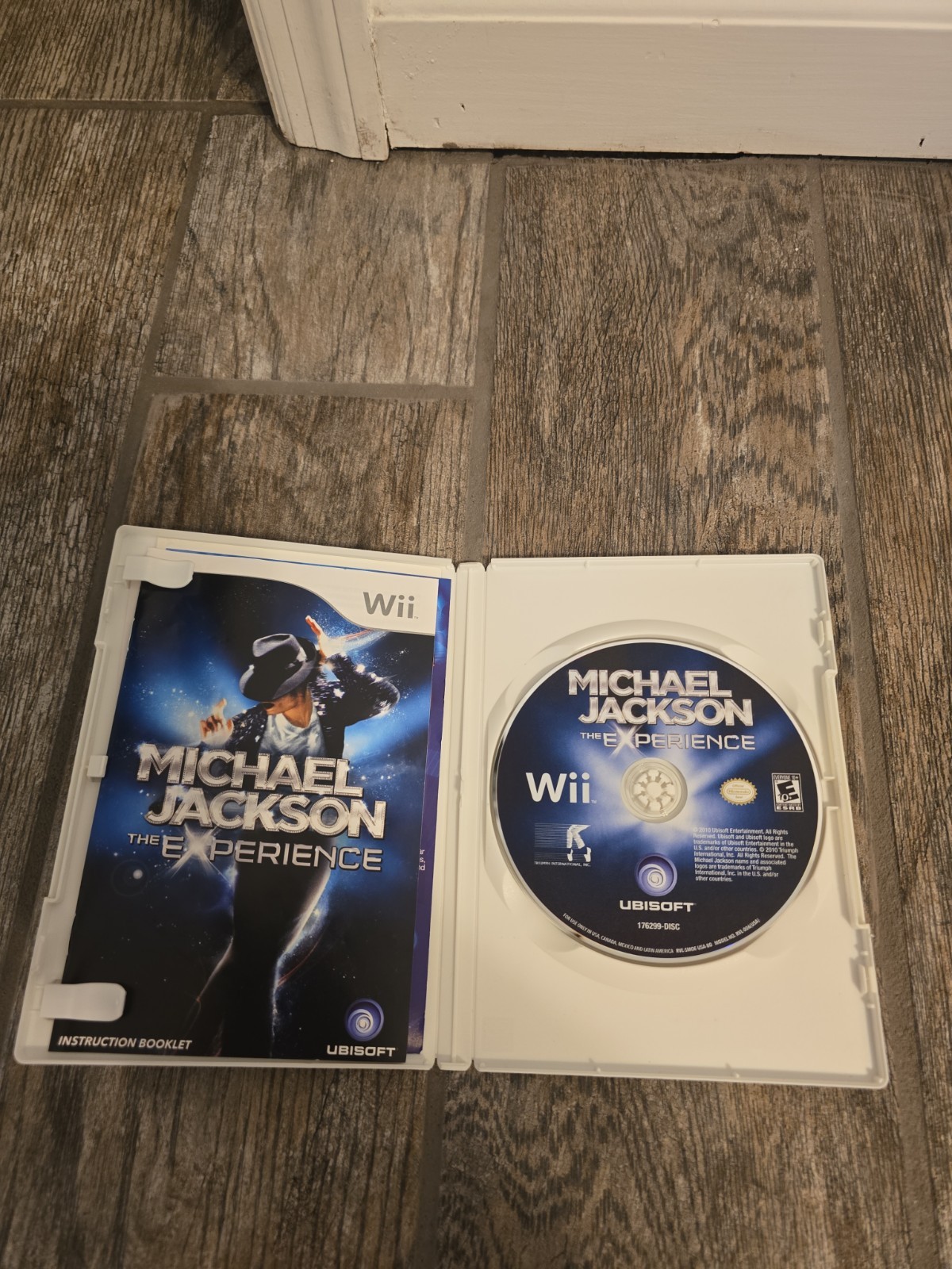 Michael Jackson: The Experience (Nintendo Wii, 2010) includes Manual- No Glove