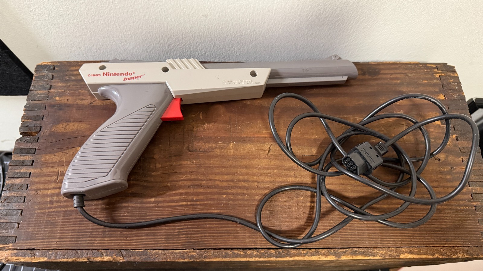 Nintendo NES Zapper Light Gun GRAY Authentic NES-005 Original 1985 PRICE DROP