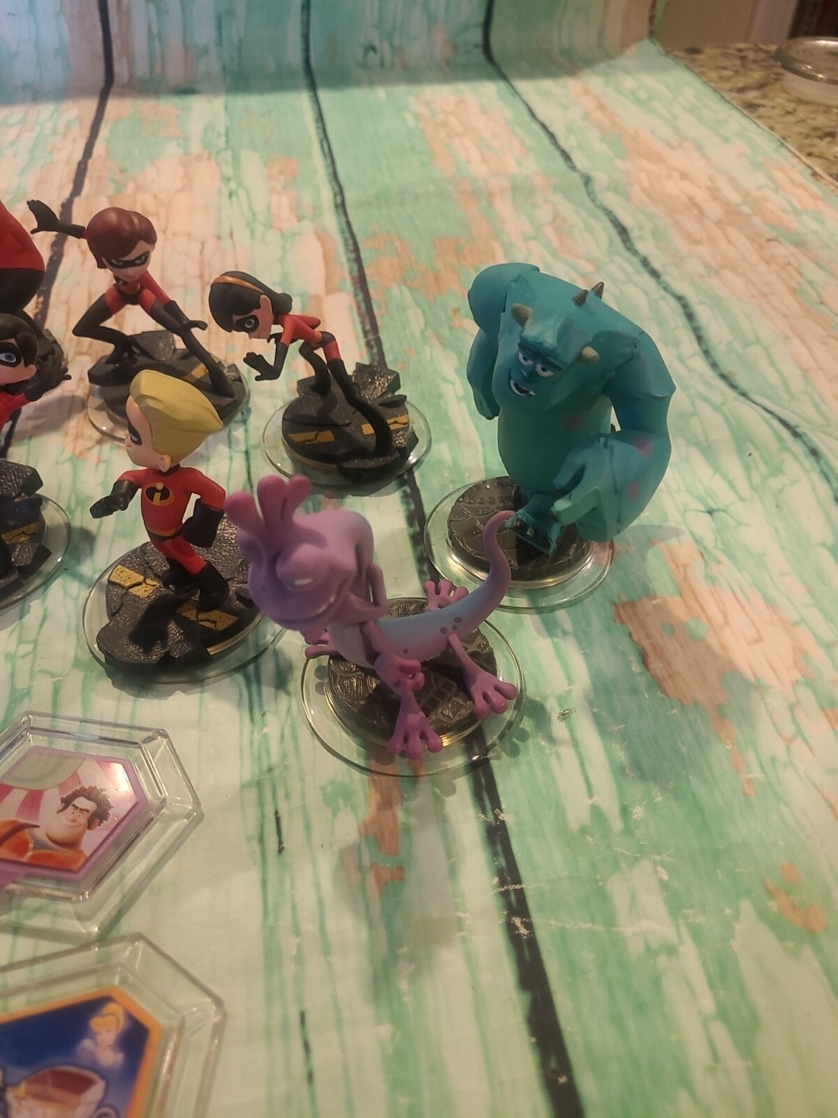 Disney Infinity Lot Of 14 Figures And 11 Power Disc The Incredibles Pirates