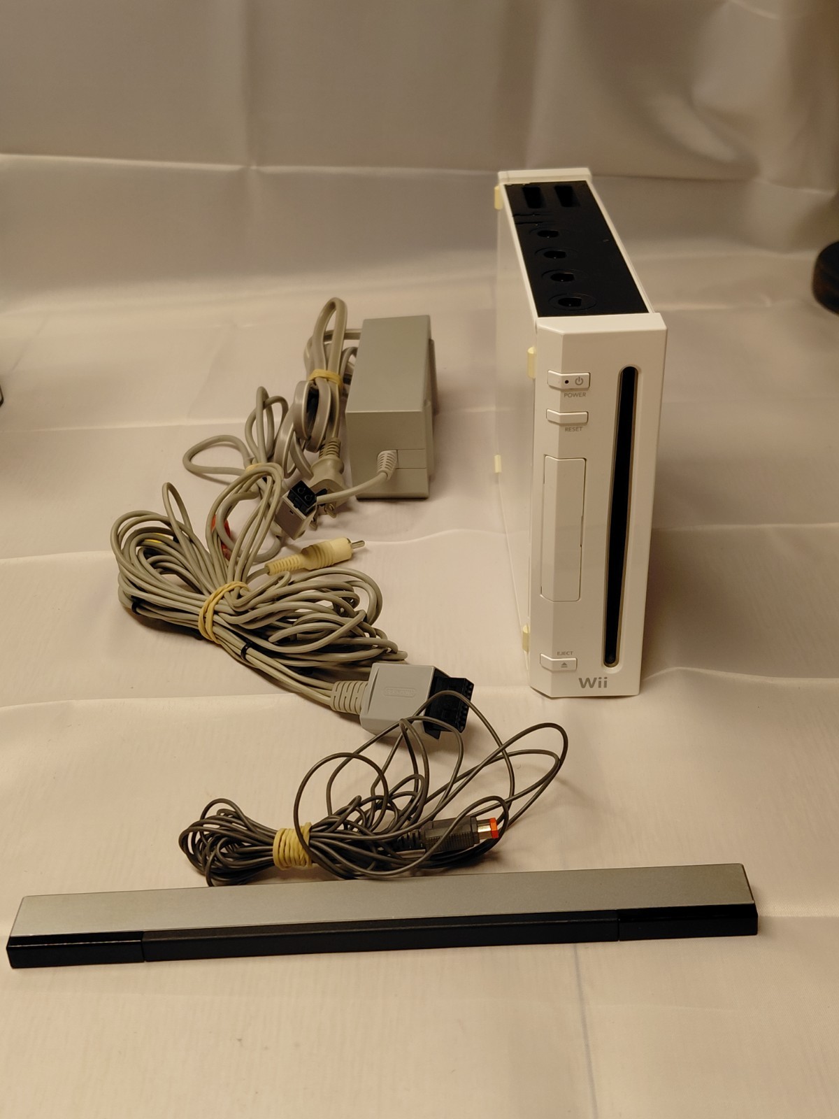 Nintendo Wii RVL-001 512 MB Home Console – White With Cables And Motion Sensor