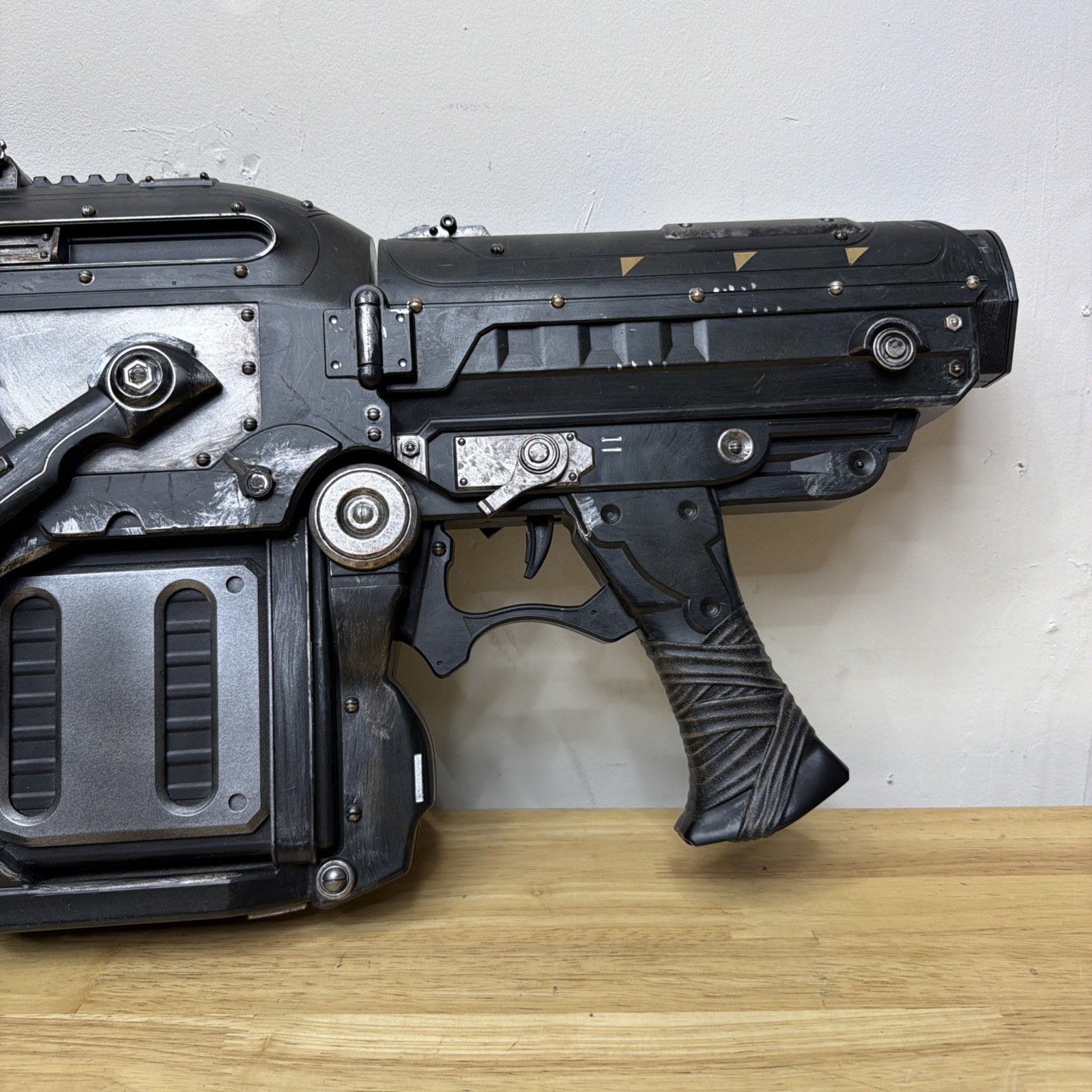 Official Gears Of War 3 Bloody Retro Lancer Neca Weapon Replica Missing Knife