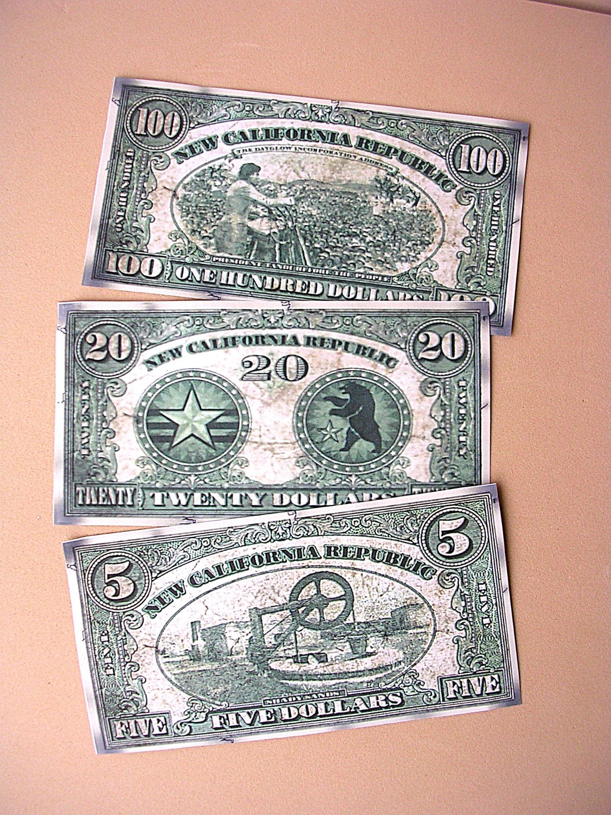 Fallout New Vegas TOPS Keychain Sunset Sarsaparilla Caps NCR currency