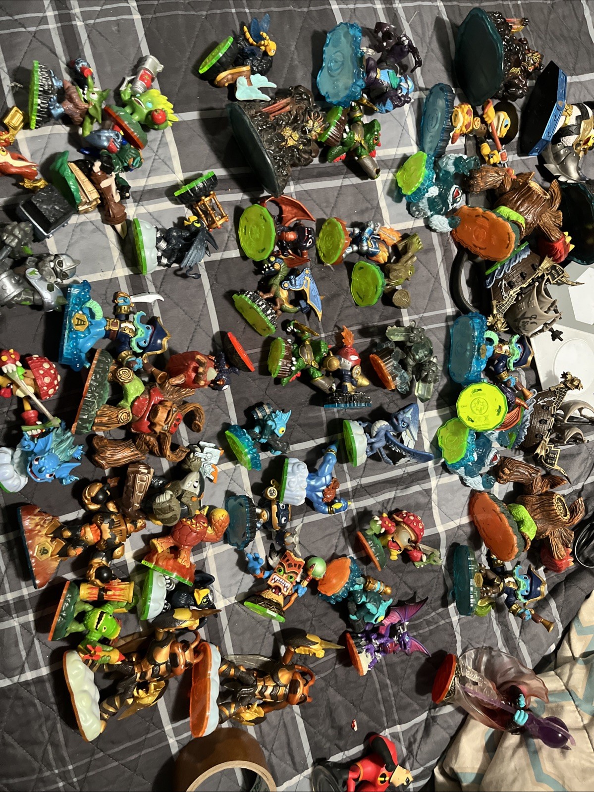 Lot Of 50 Skylanders incluyed enigma and more interesting character