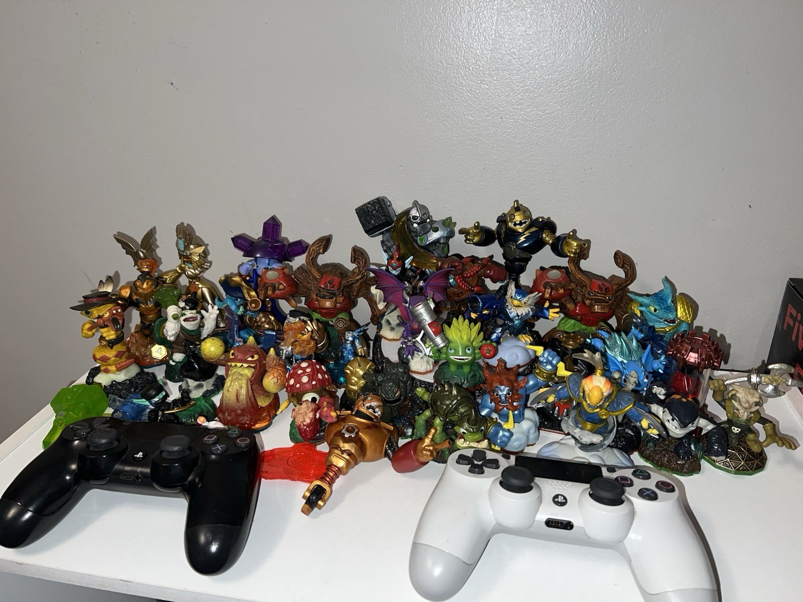Skylander figure lot with Skylander Bag