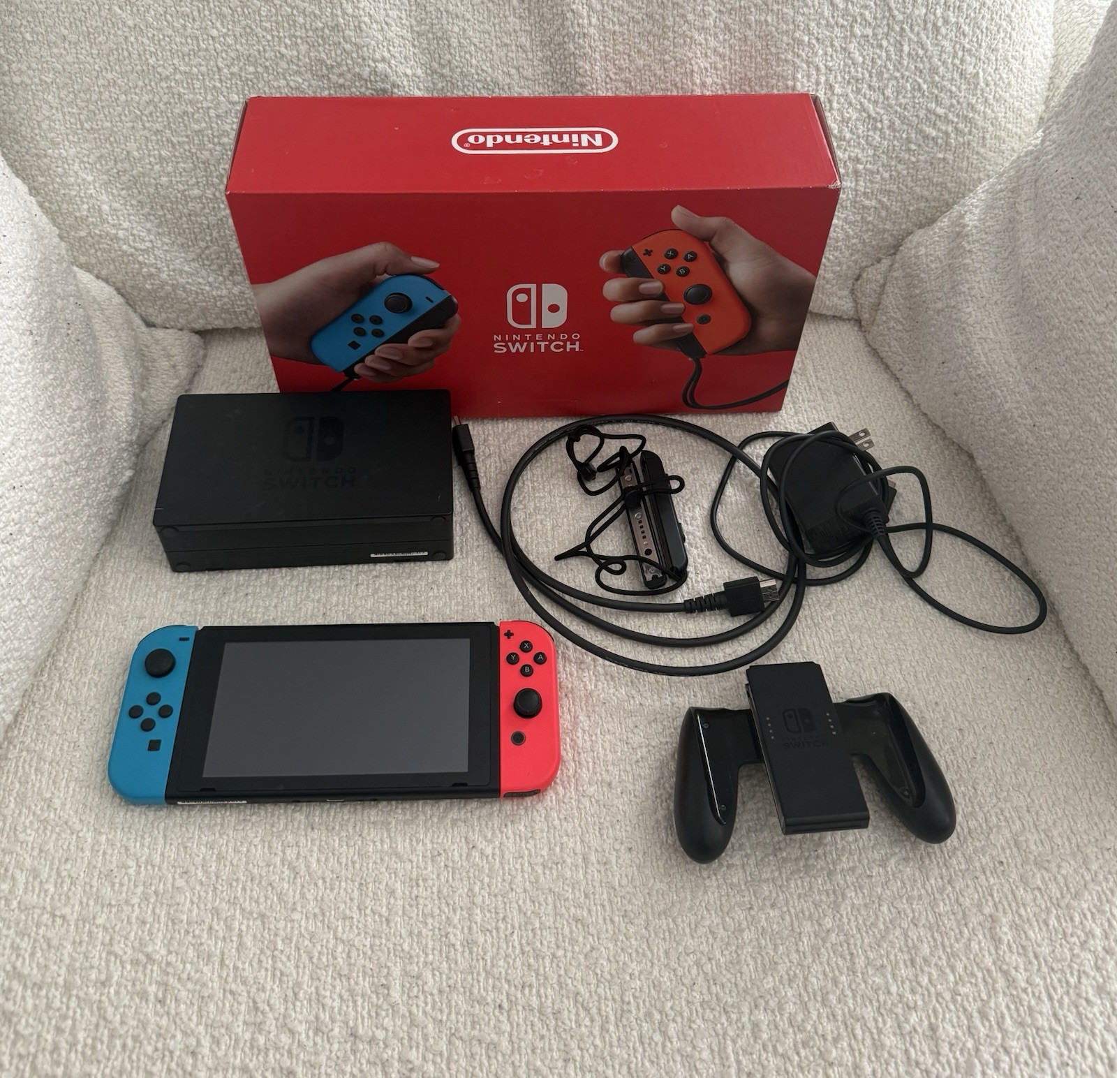Nintendo Switch 32GB Console Bundle Neon Red/Blue Joy-Con Dock HDMI 1080p
