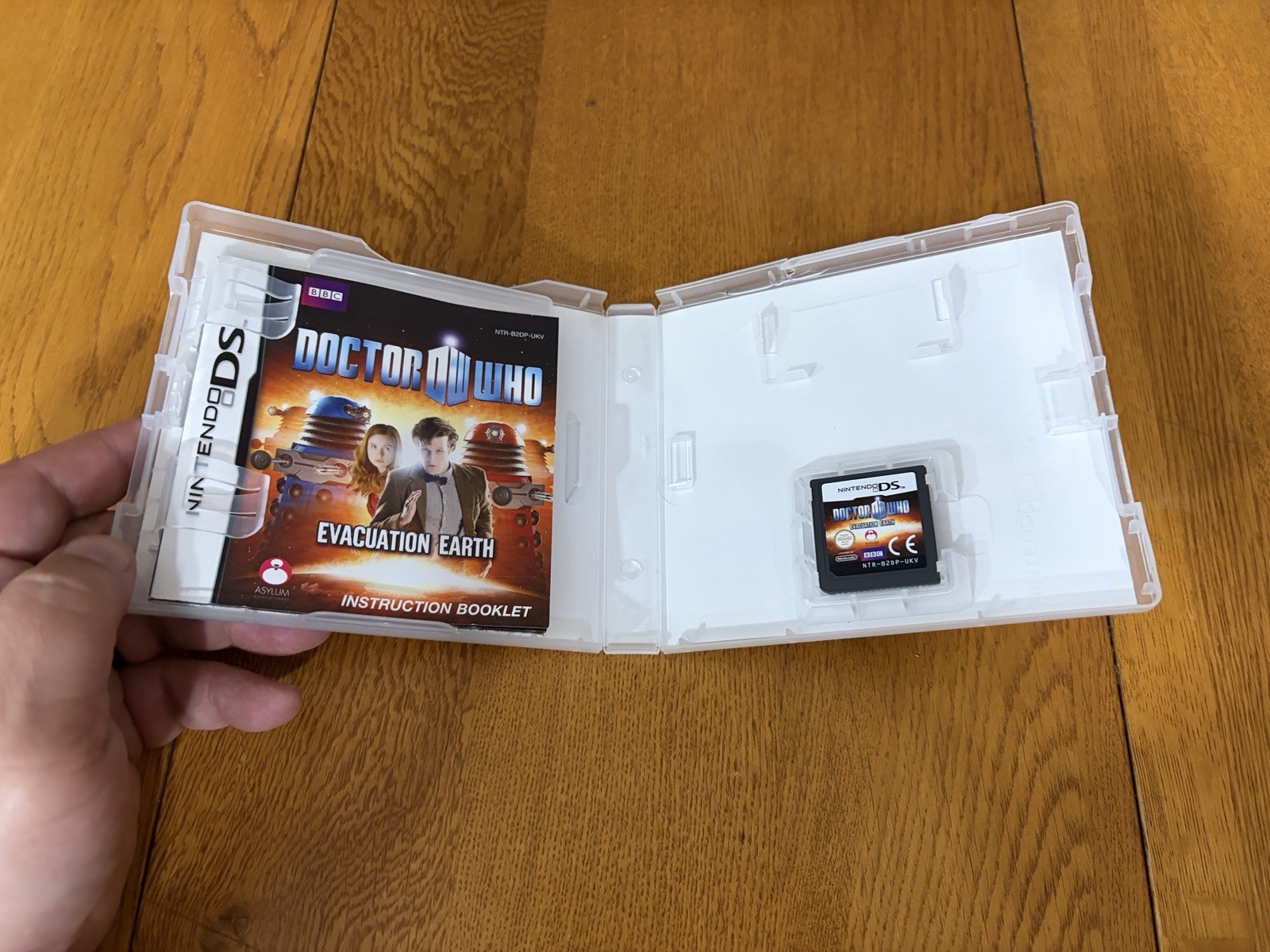 DOCTOR WHO EVACUATION EARTH NINTENDO DS 2010 COMPLETE GAME MANUAL CASE