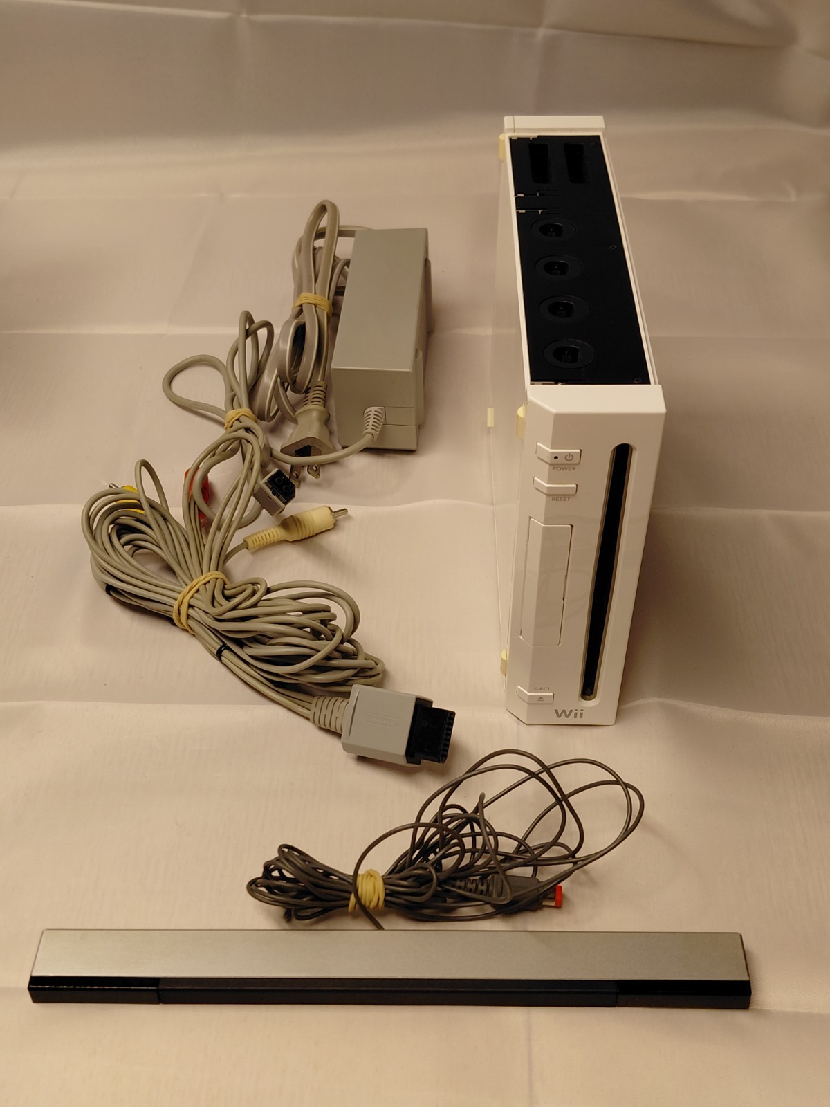 Nintendo Wii RVL-001 512 MB Home Console – White With Cables And Motion Sensor