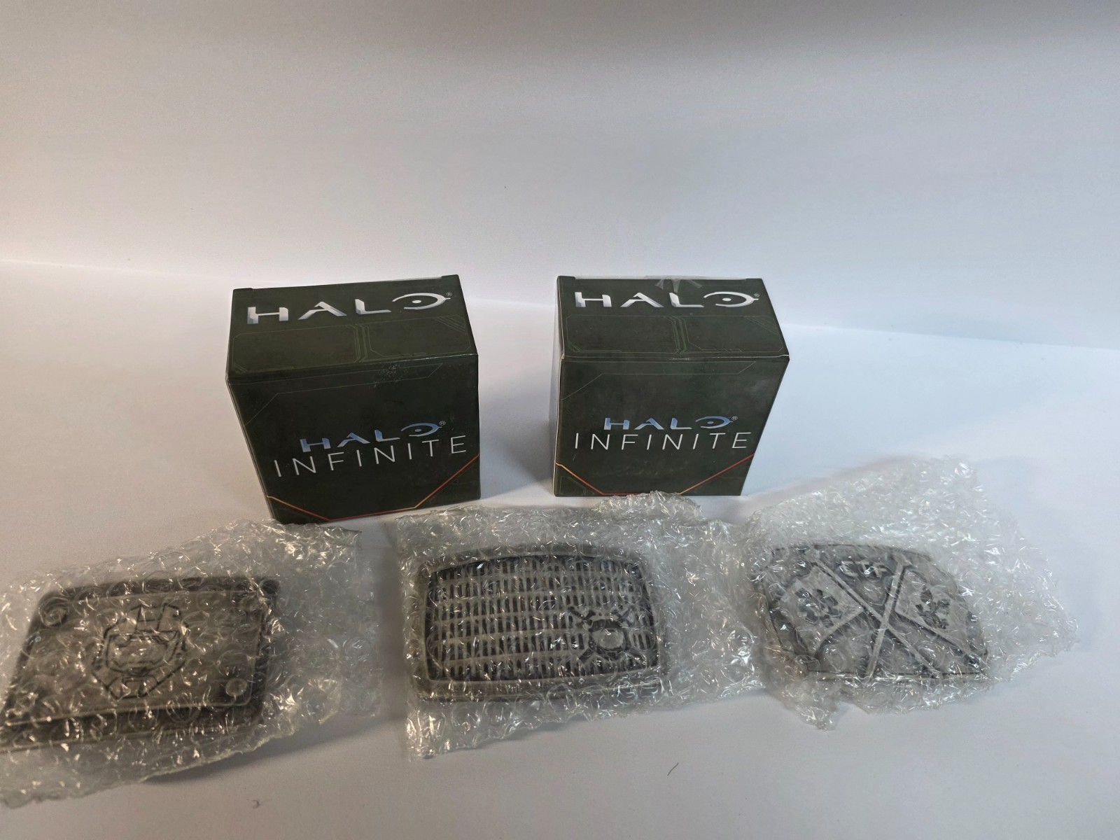 2 HALO INFINITE DOG TAG + 3 HALO METAL BELT BUCKLES SPARTAN/CTF/2 SWORDS SHIELD