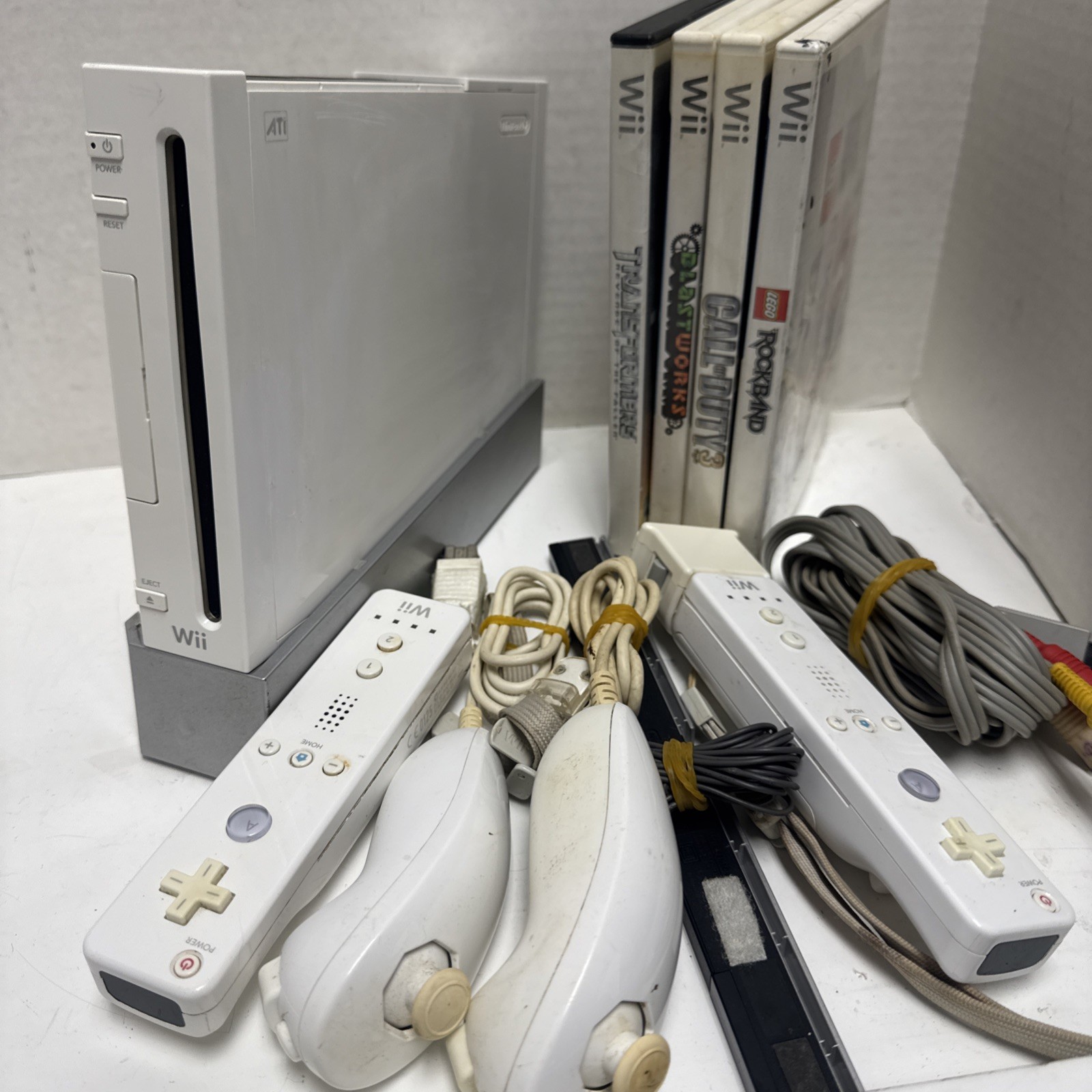 Nintendo Wii Console RVL 001 Bundle 2 Controllers With 4 Nintendo Wii Games