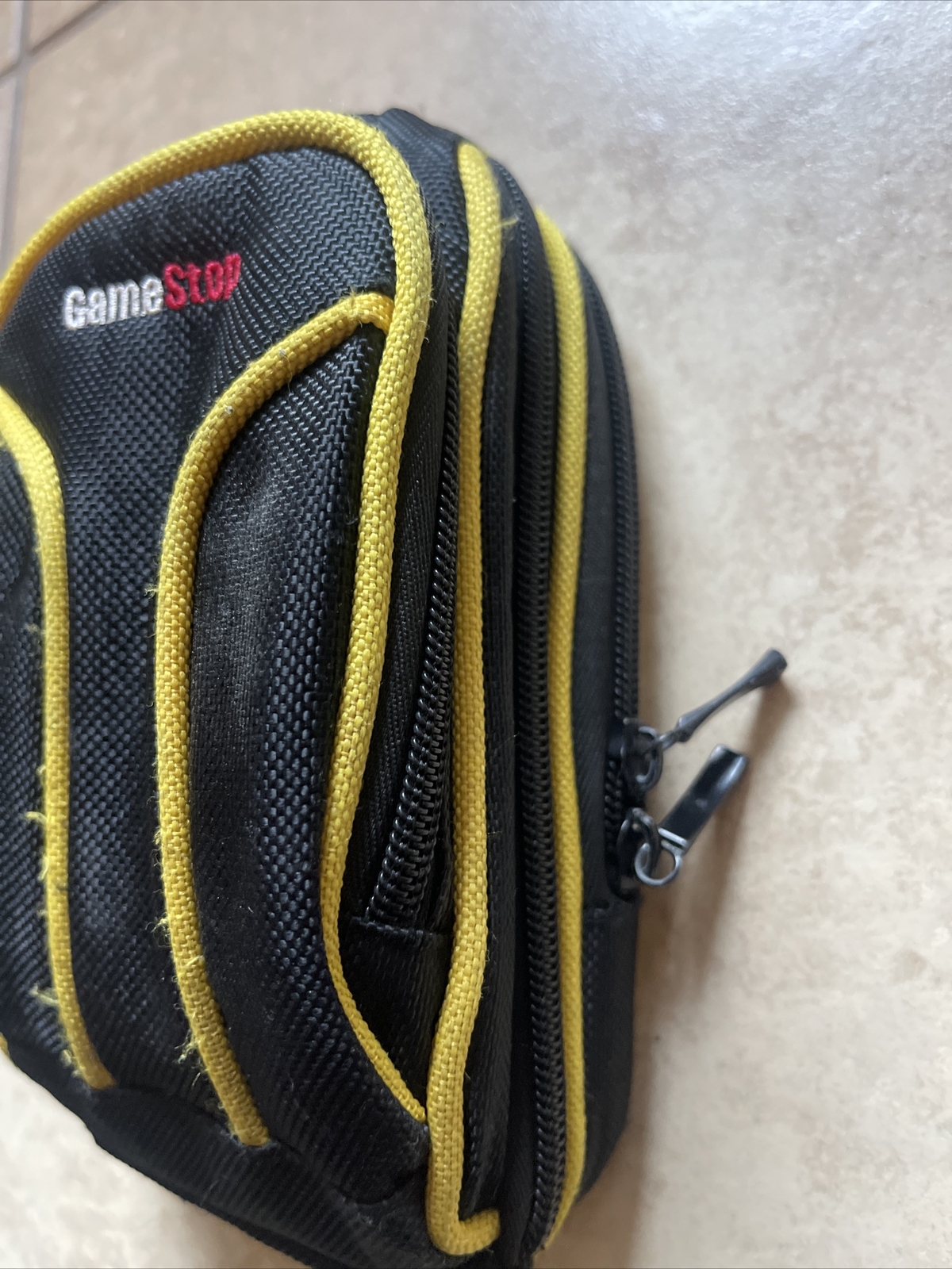 GAMESTOP SOFT CASE BLACK & Yellow GAMEBOY OR OTHERS