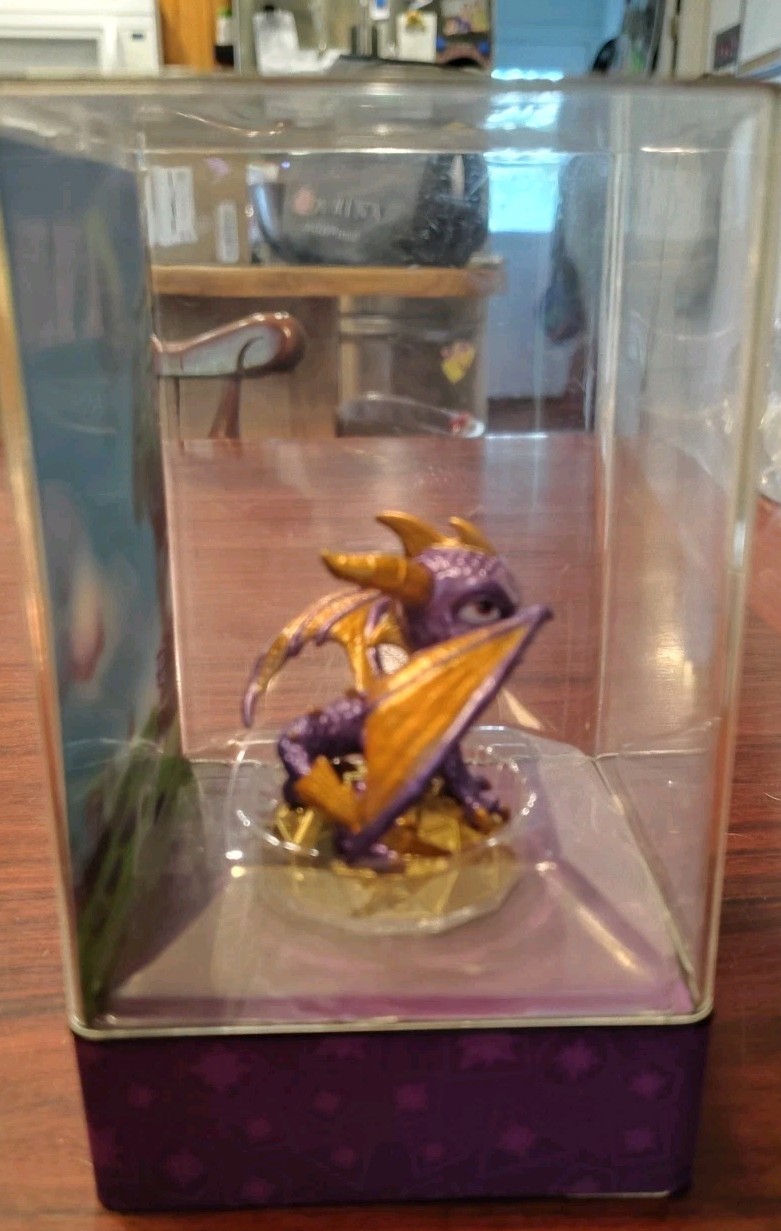 Skylanders Eon’s Elite Spyro in Case Cleaned and Tested READ DESCRIPTION