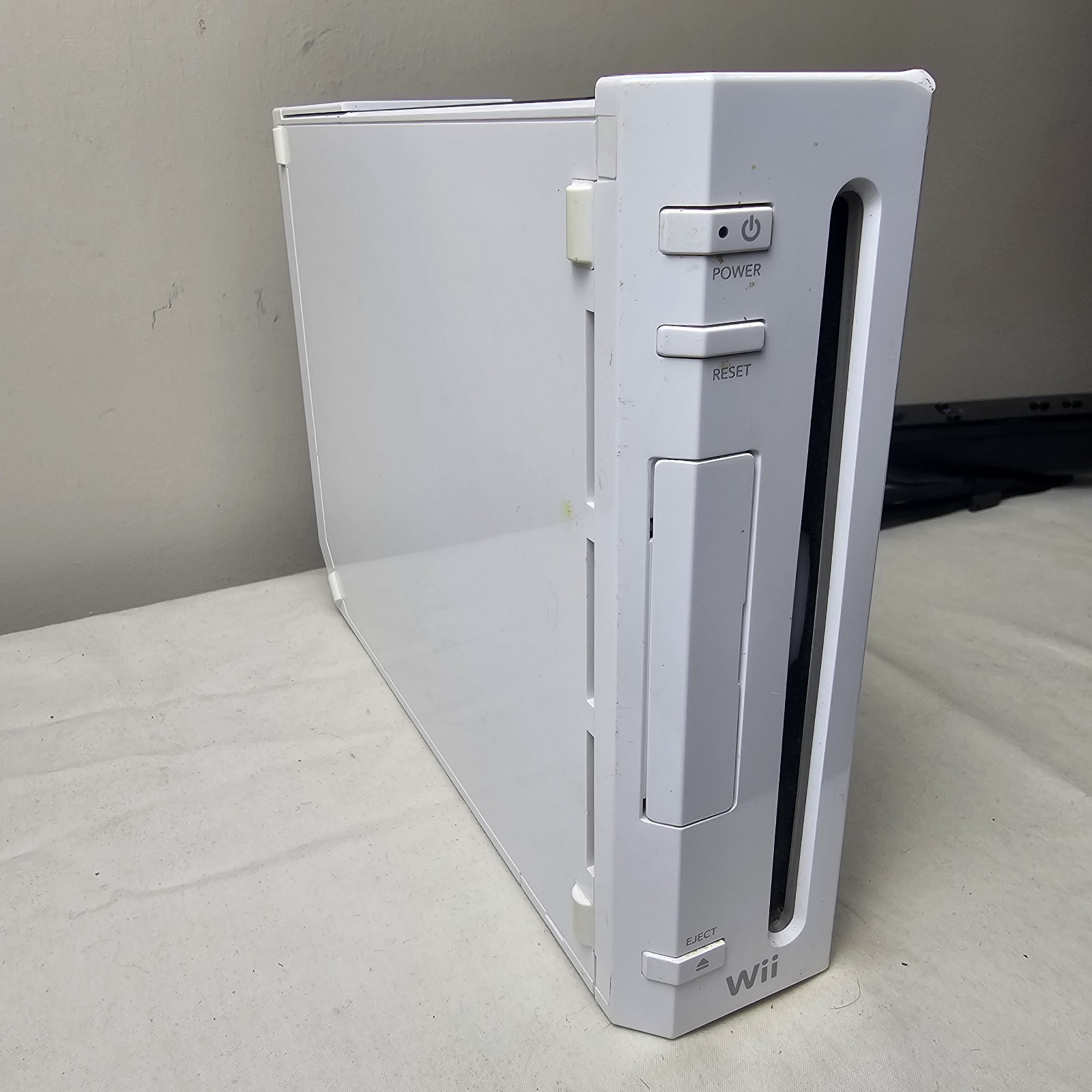 Nintendo Wii RVL-001 512 MB Home Console White with One Controller and Nunchuck