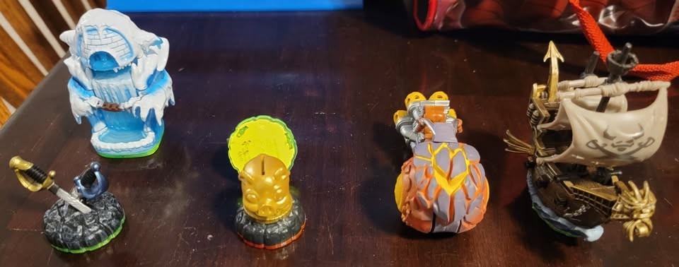 Skylanders collection of figures, 3DS games, items, vehicles, and carrying bags