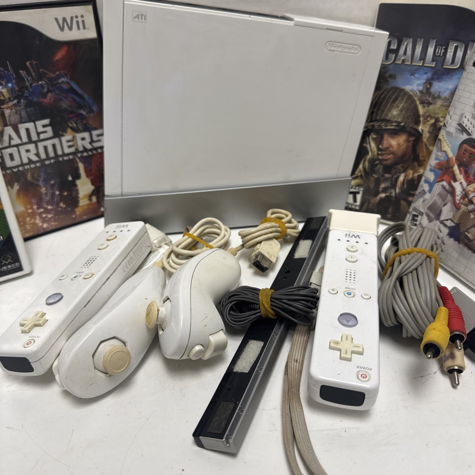 Nintendo Wii Console RVL 001 Bundle 2 Controllers With 4 Nintendo Wii Games