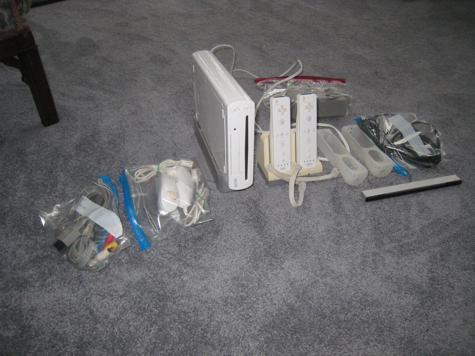 Works Nintendo Wii White Home Console and Accessories Model WUP001(02) No box