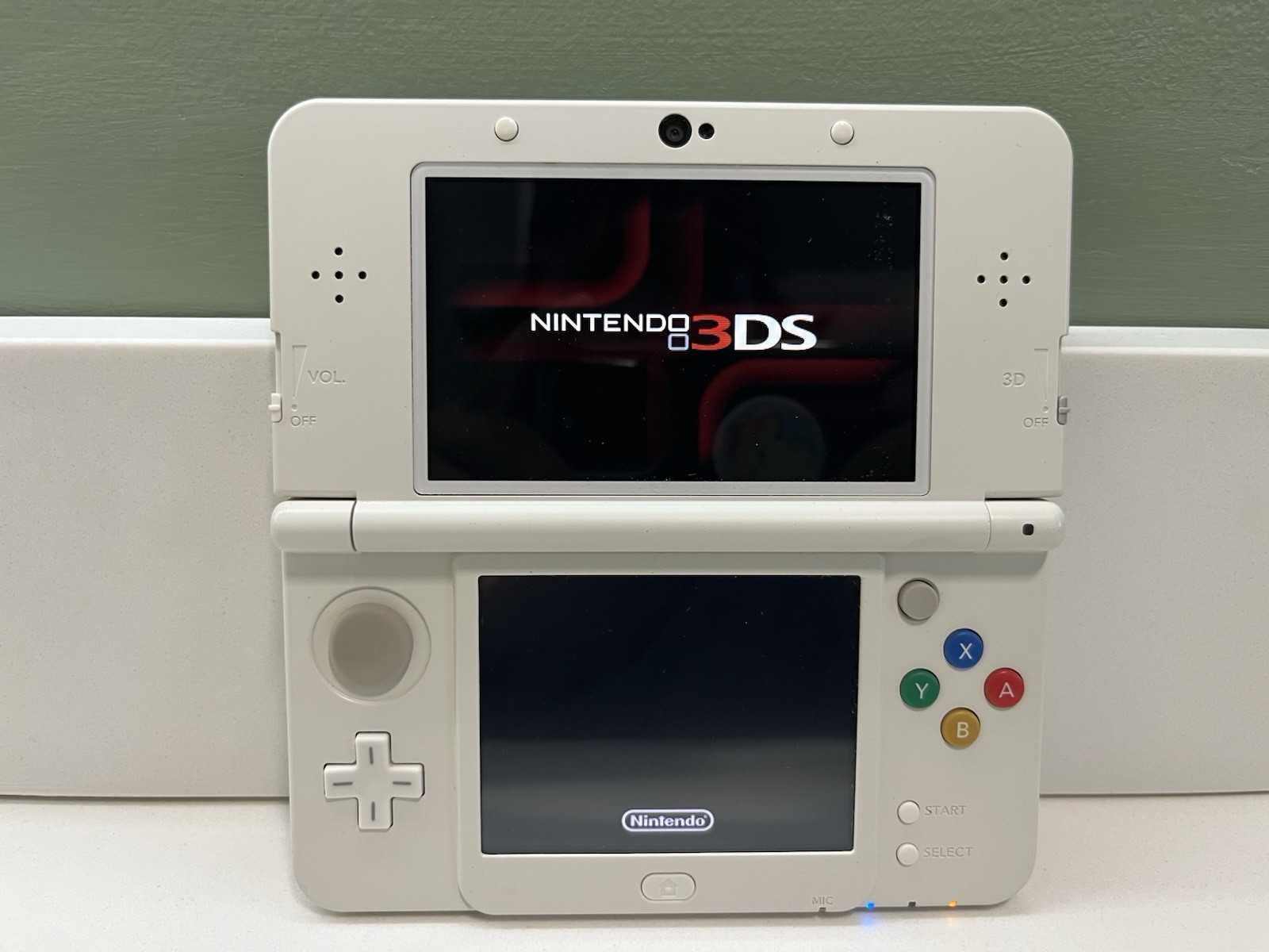 New Nintendo 3DS Special Edition White Region Free w/ Charger