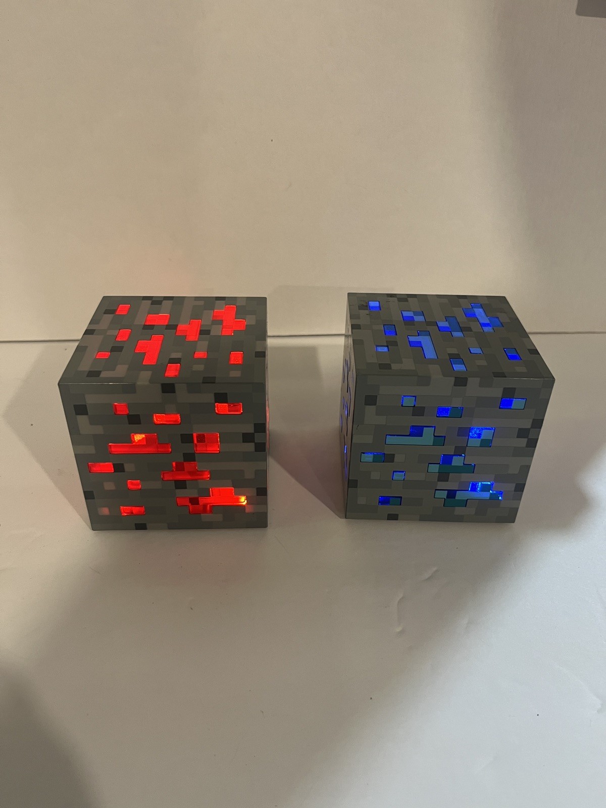 Minecraft Light Up Diamond Ore Block & Redstone Block by ThinkGeek – Lights Up