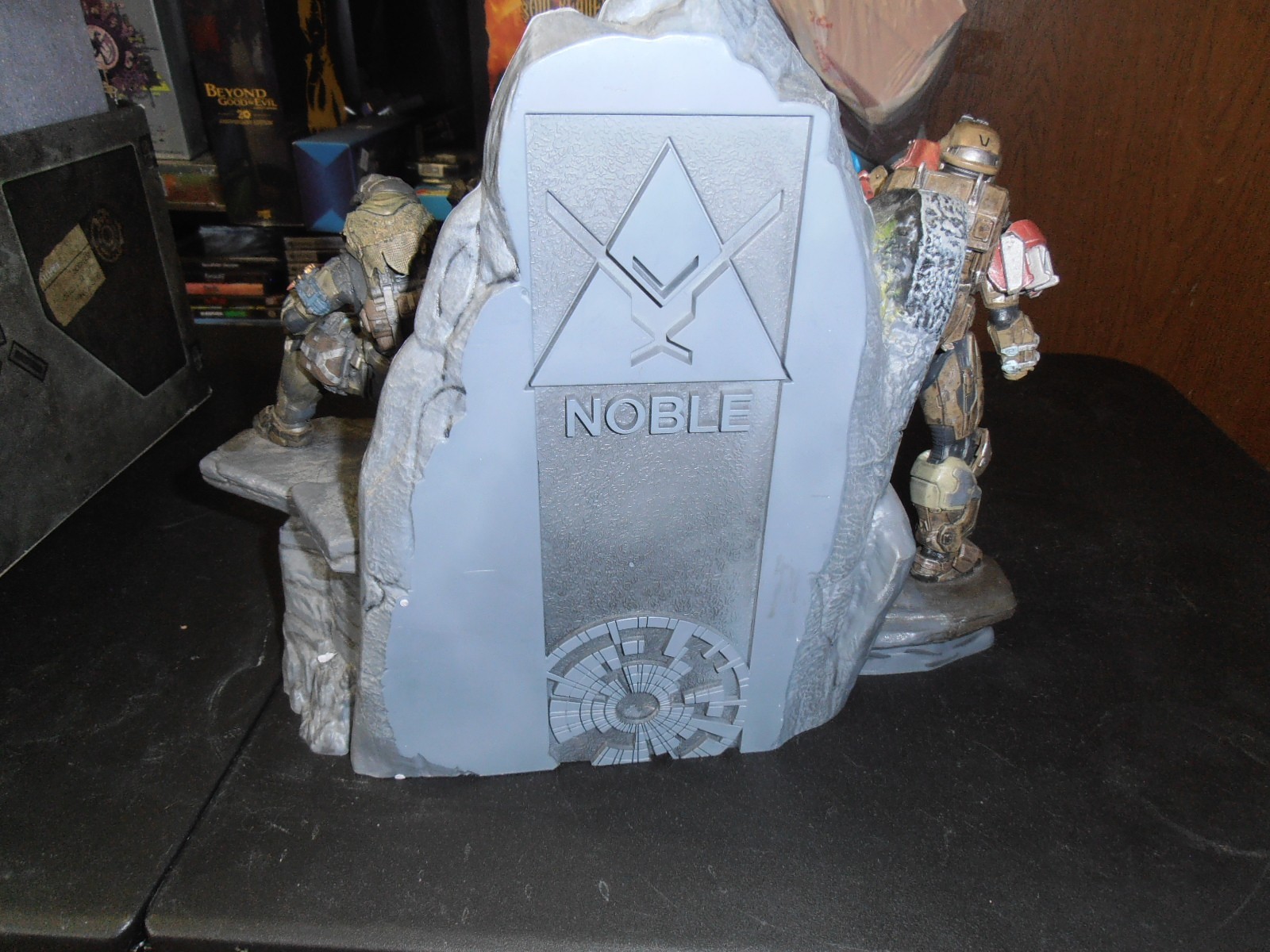 Halo Reach Legendary Edition (Microsoft Xbox 360) Missing some items.
