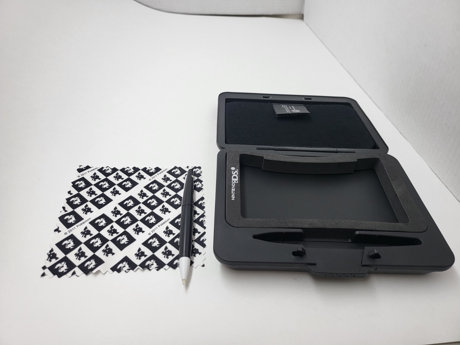 NEW MINT POKEMON BLACK /WHITE HARD SHELL TRAVEL CASE FOR 3DS/ 3DS XL NEW 3DS LL