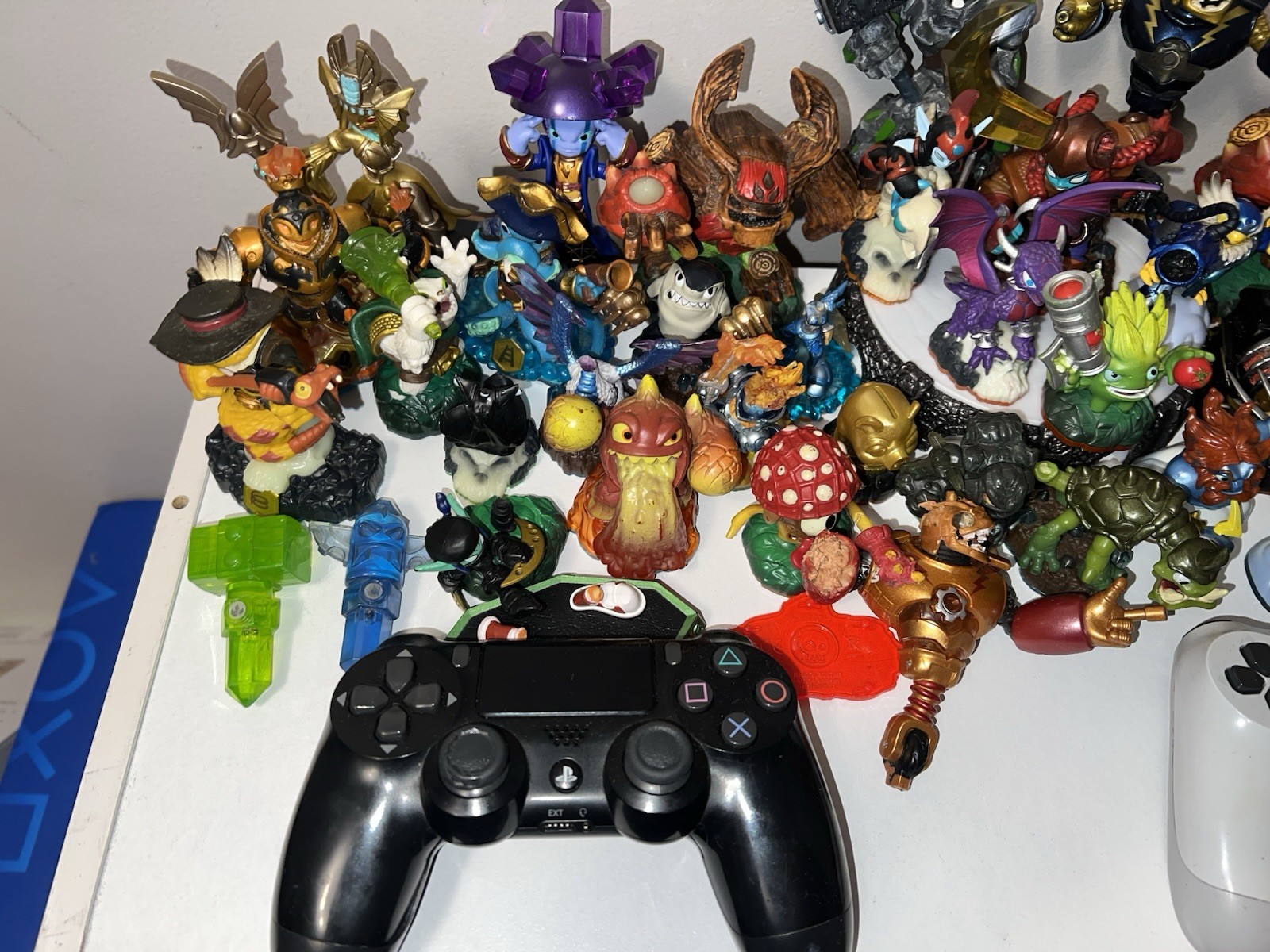 Skylander figure lot with Skylander Bag