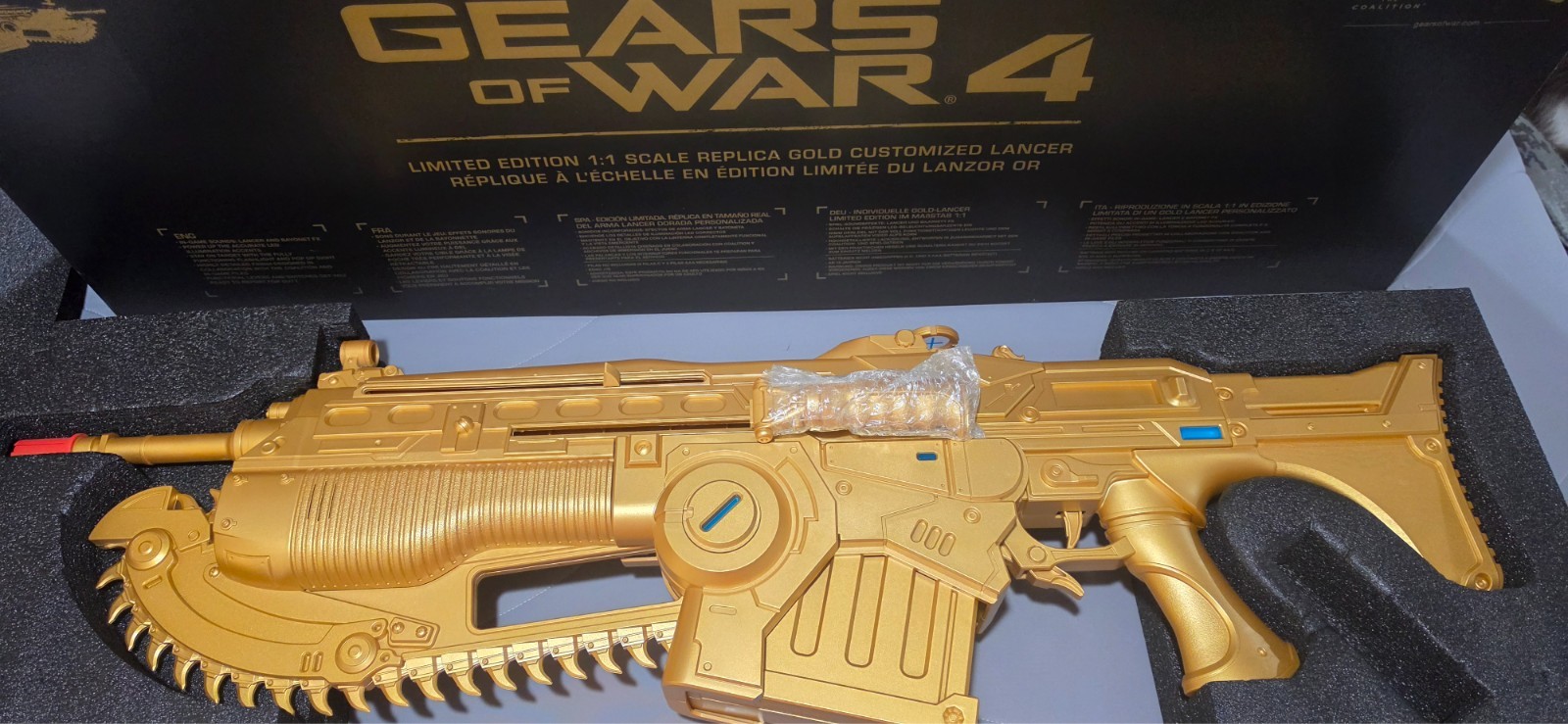 Gears of War Life-Size Gold Lancer Replica (no digital code)