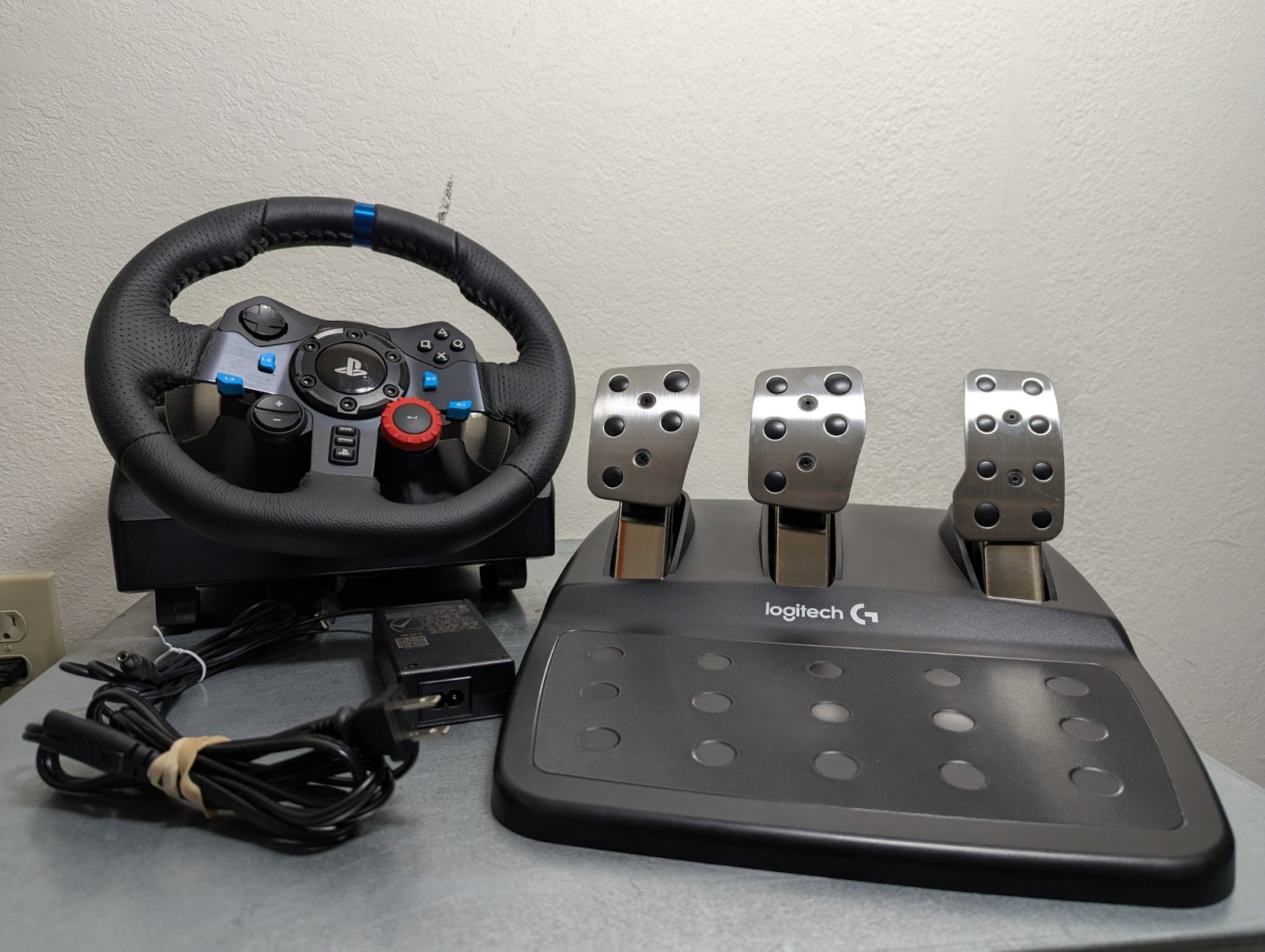 Logitech G29 Driving Force Racing Wheel – Black (941-000110) Open Box PS5
