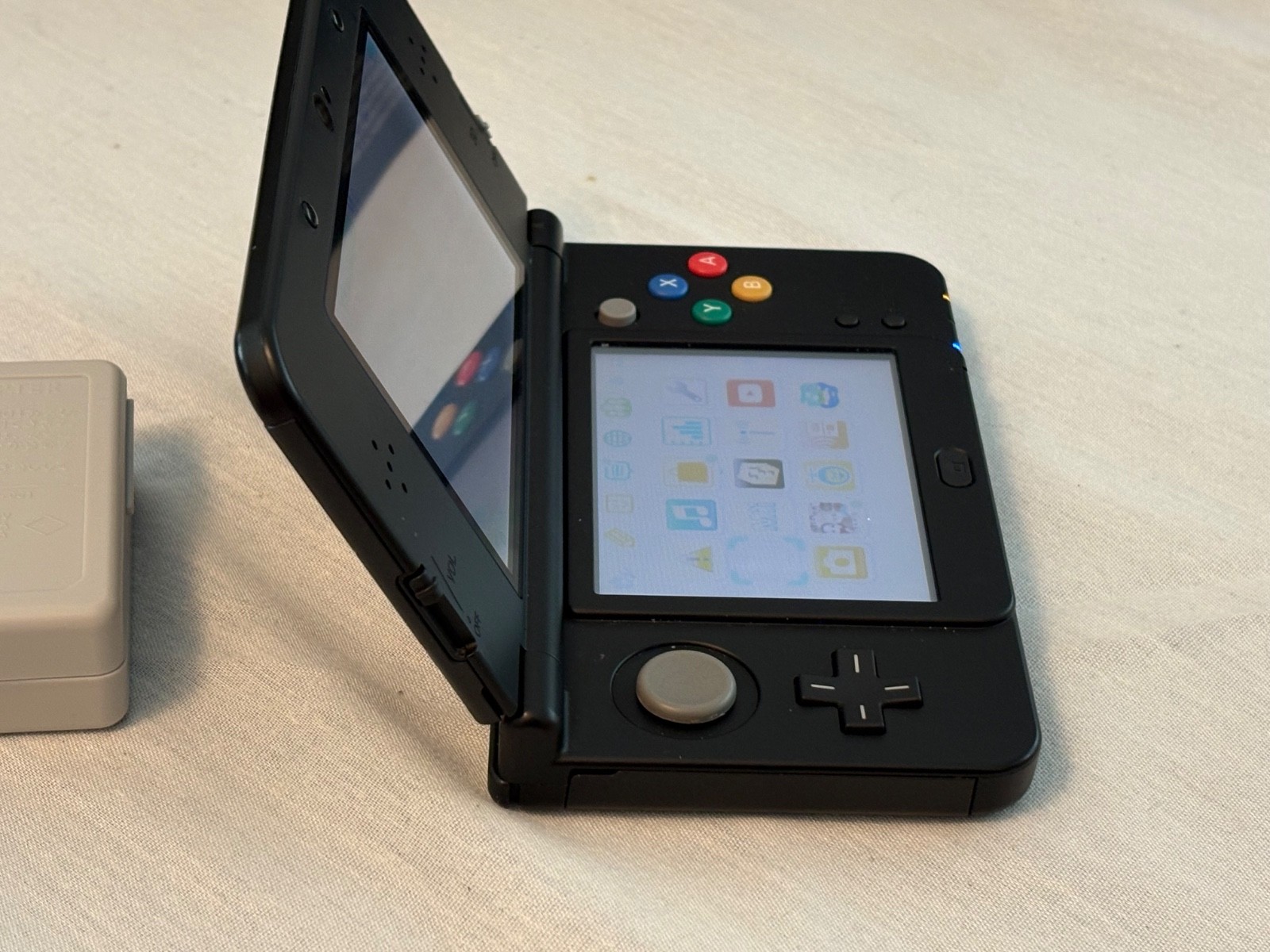 New Nintendo 3DS Super Mario Black Edition Console,Mario Kart 7,Stylus,Charger