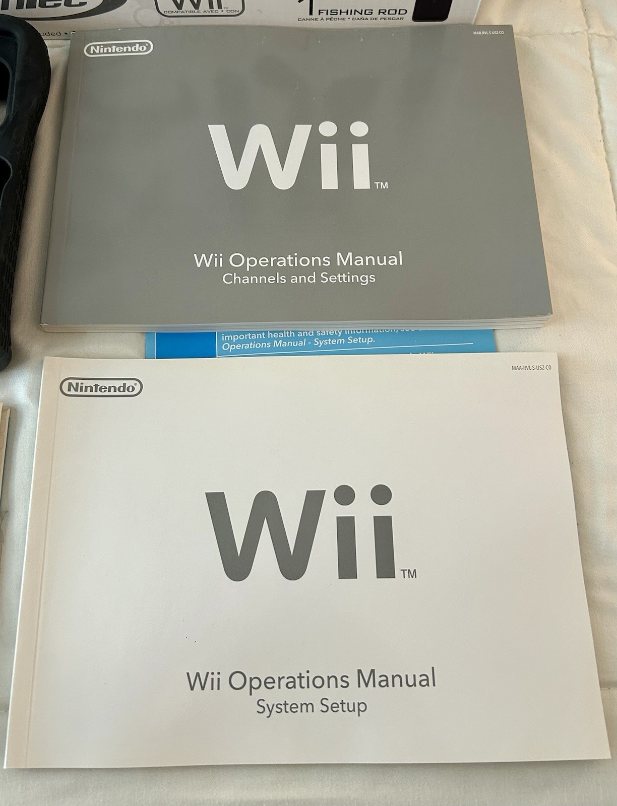 Nintendo Wii Bundle Wii Sports Intec 15-in-1 Accessory Kit 2 Nunchucks &Manuals