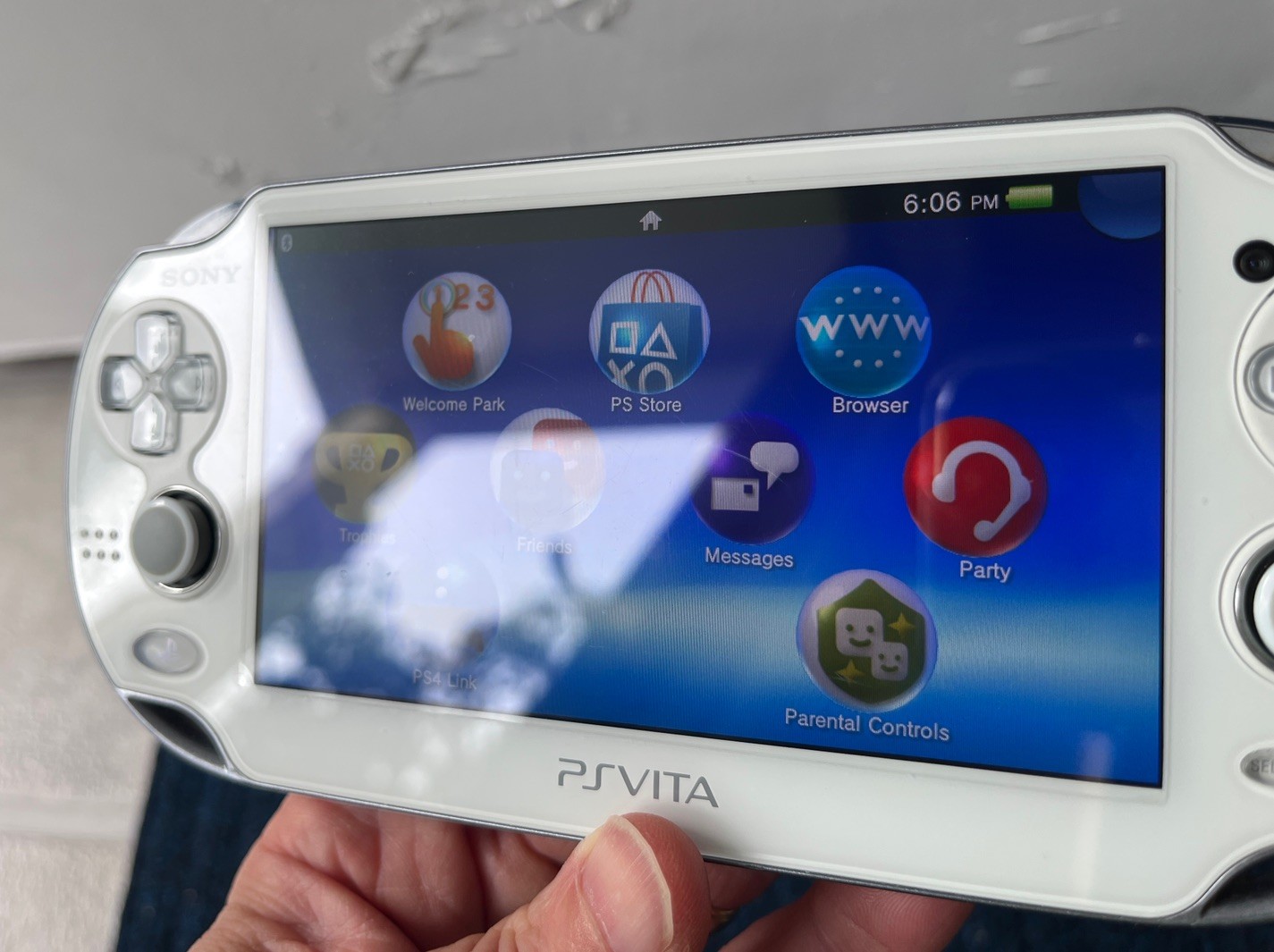 Sony PS Vita PCH-1001 Assassin’s Creed Bundle, 32 Gb Memory Card + Carrying Case