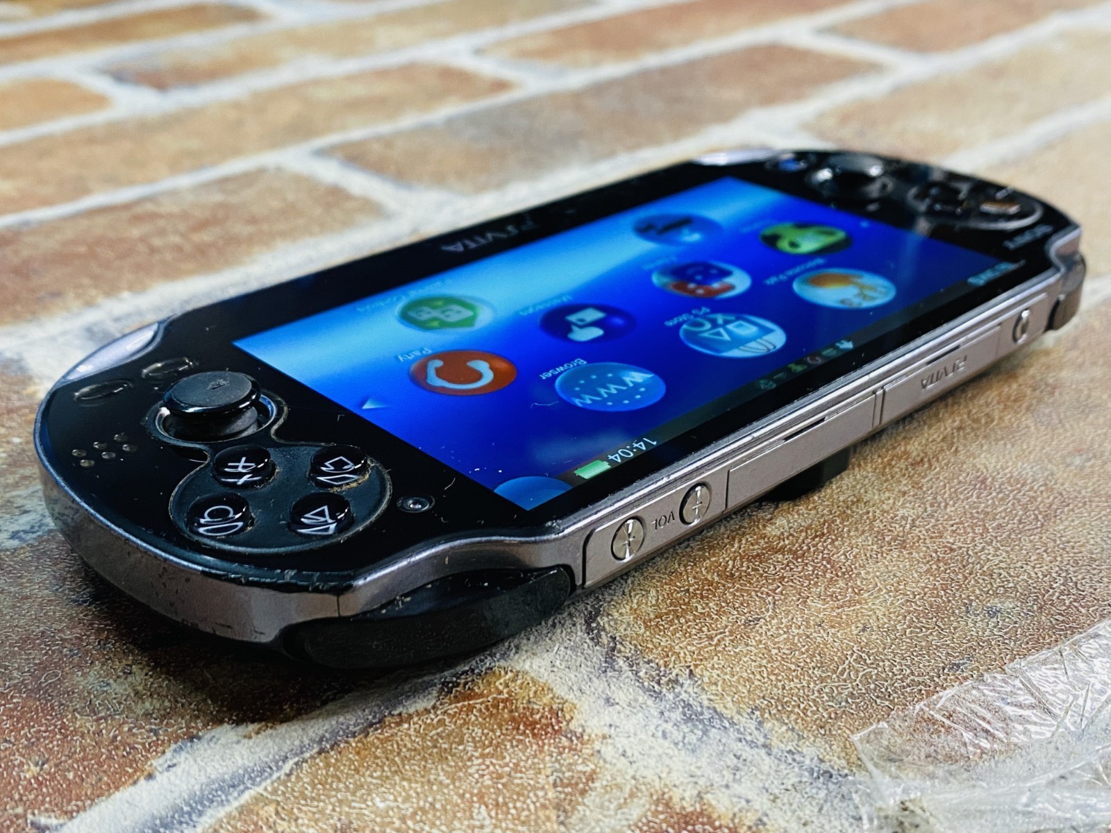 PS Vita PCH-1100 AB01 Crystal Black SONY Playstation 4GB Charger 2 Games DDP