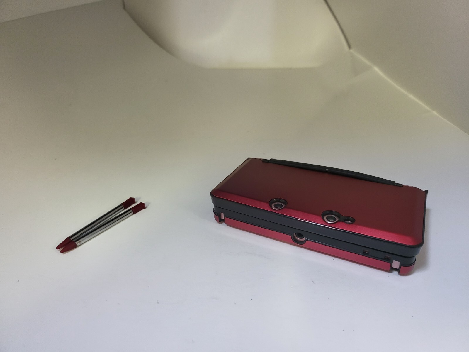 NEW RED Aluminum case W/2 Retractable Stylus Pens for the OLD Nintendo 3DS