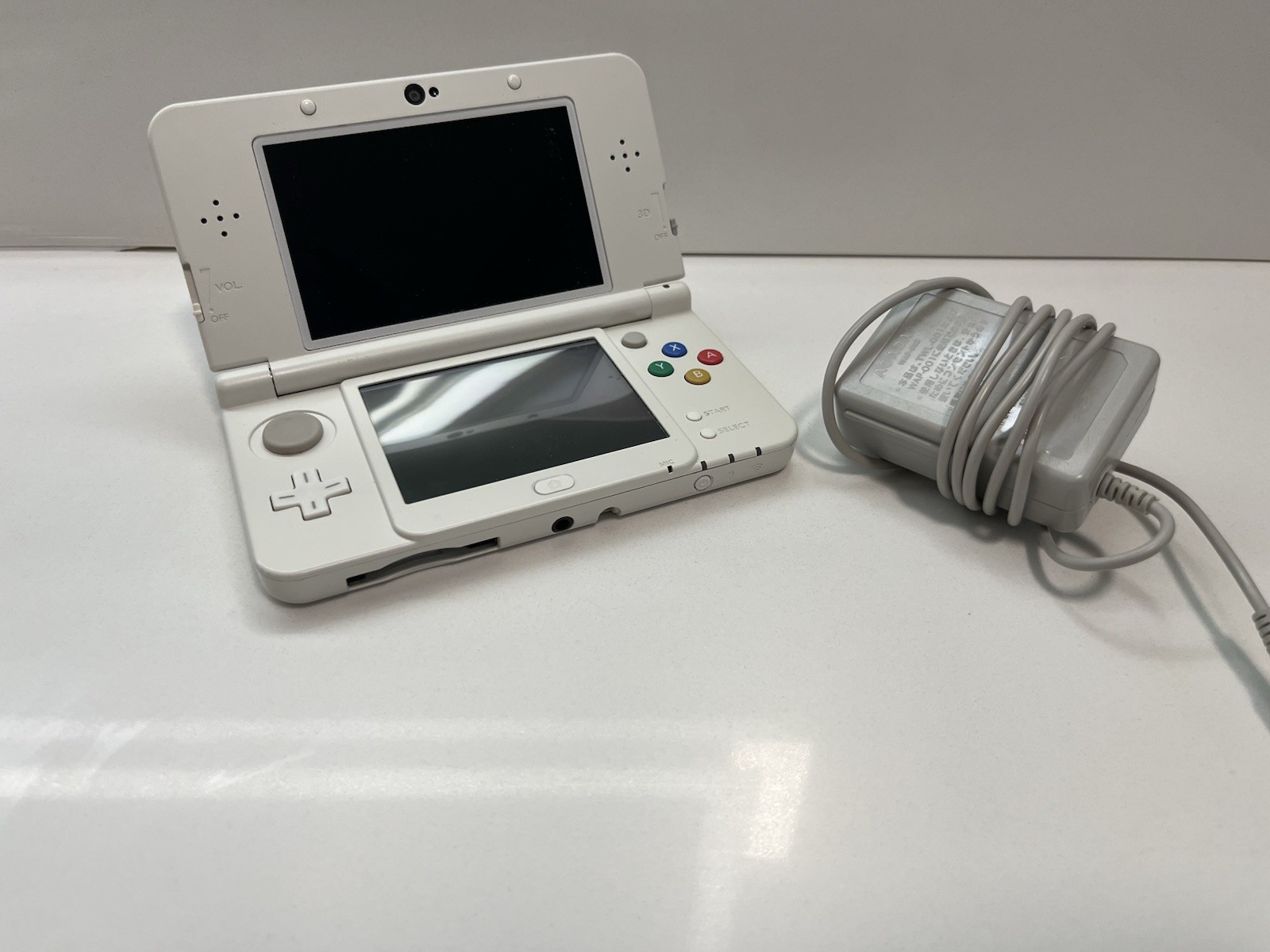 New Nintendo 3DS Special Edition White Region Free w/ Charger