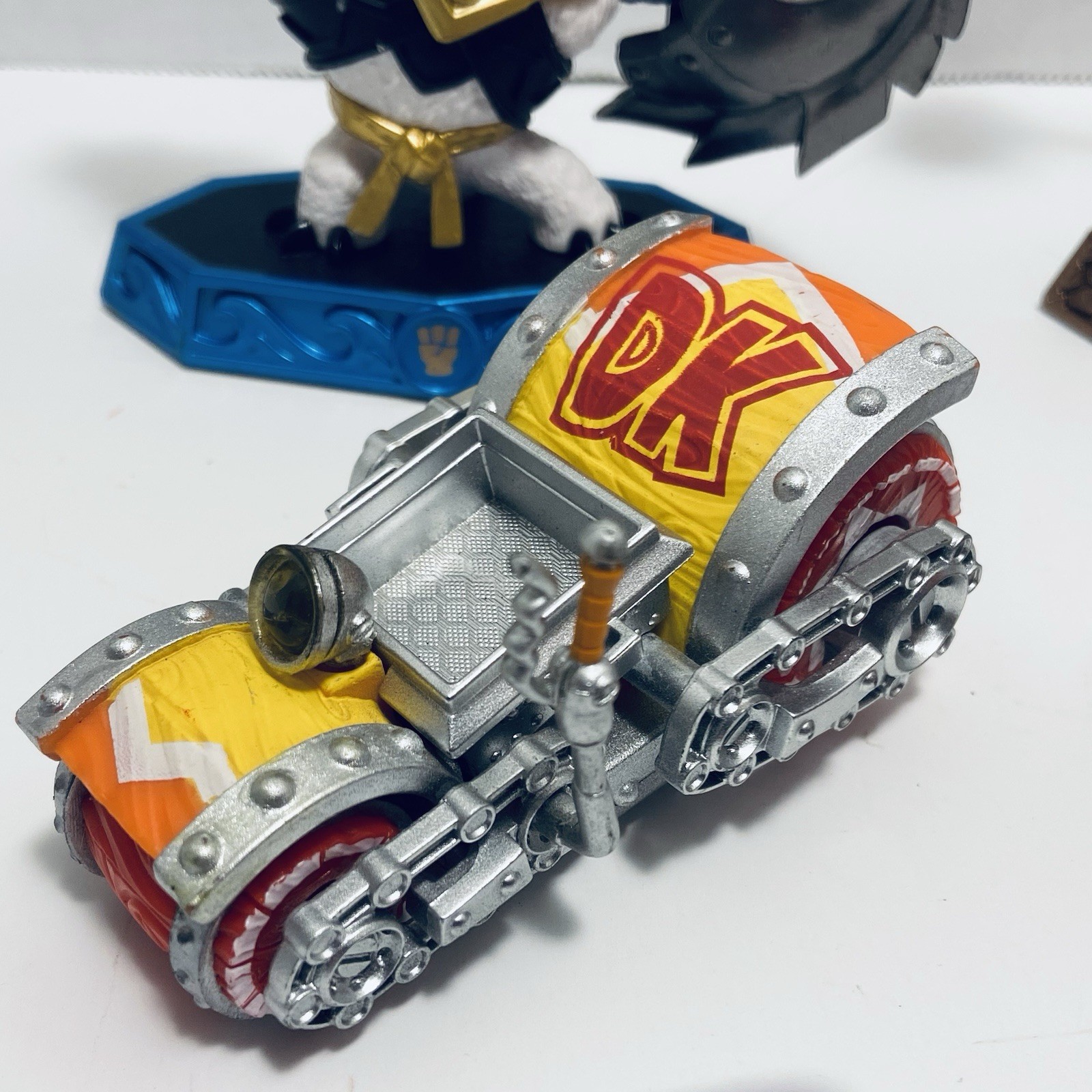 Mixed bundled lot of 11 Skylanders Activision Toy action figures & Vehicles
