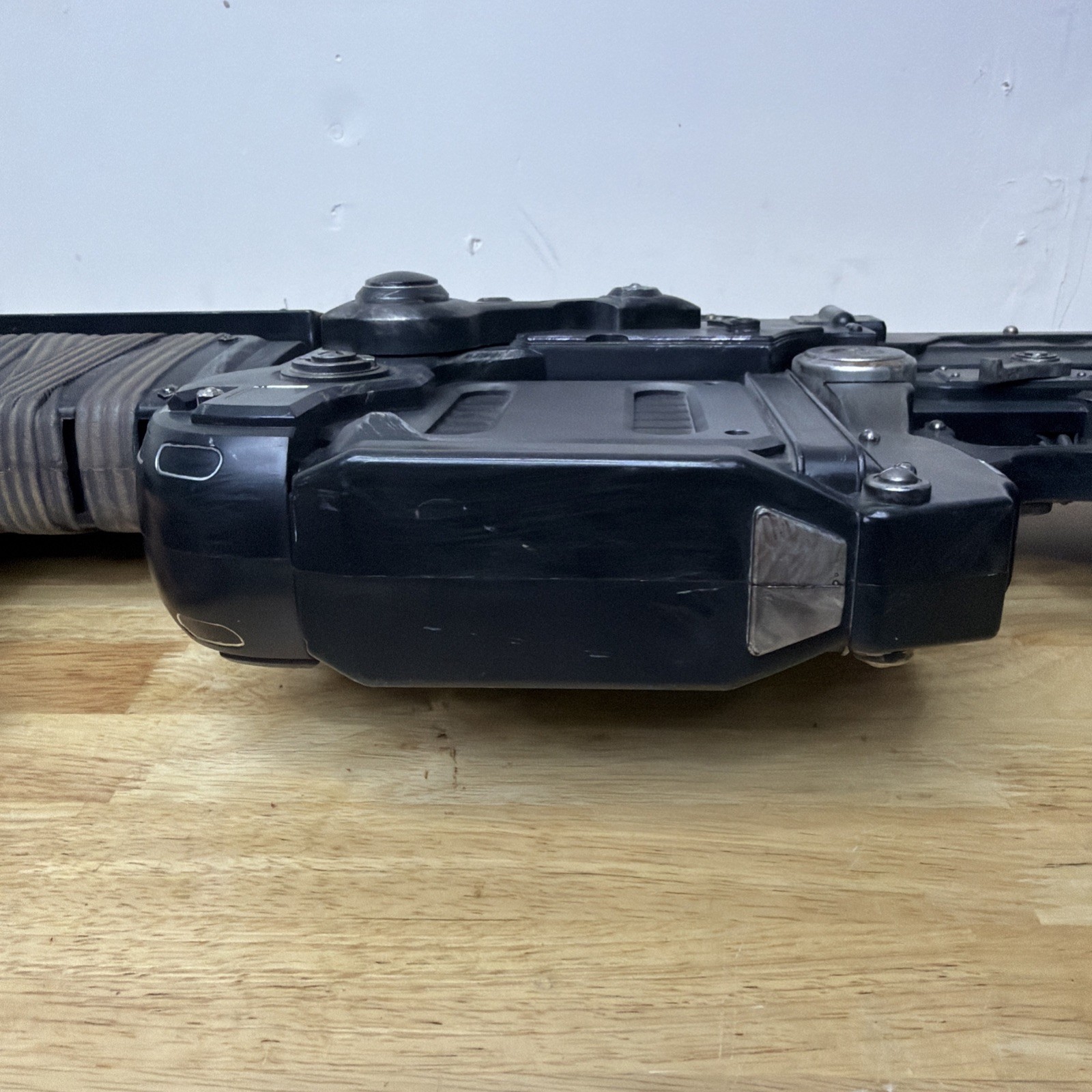 Official Gears Of War 3 Bloody Retro Lancer Neca Weapon Replica Missing Knife