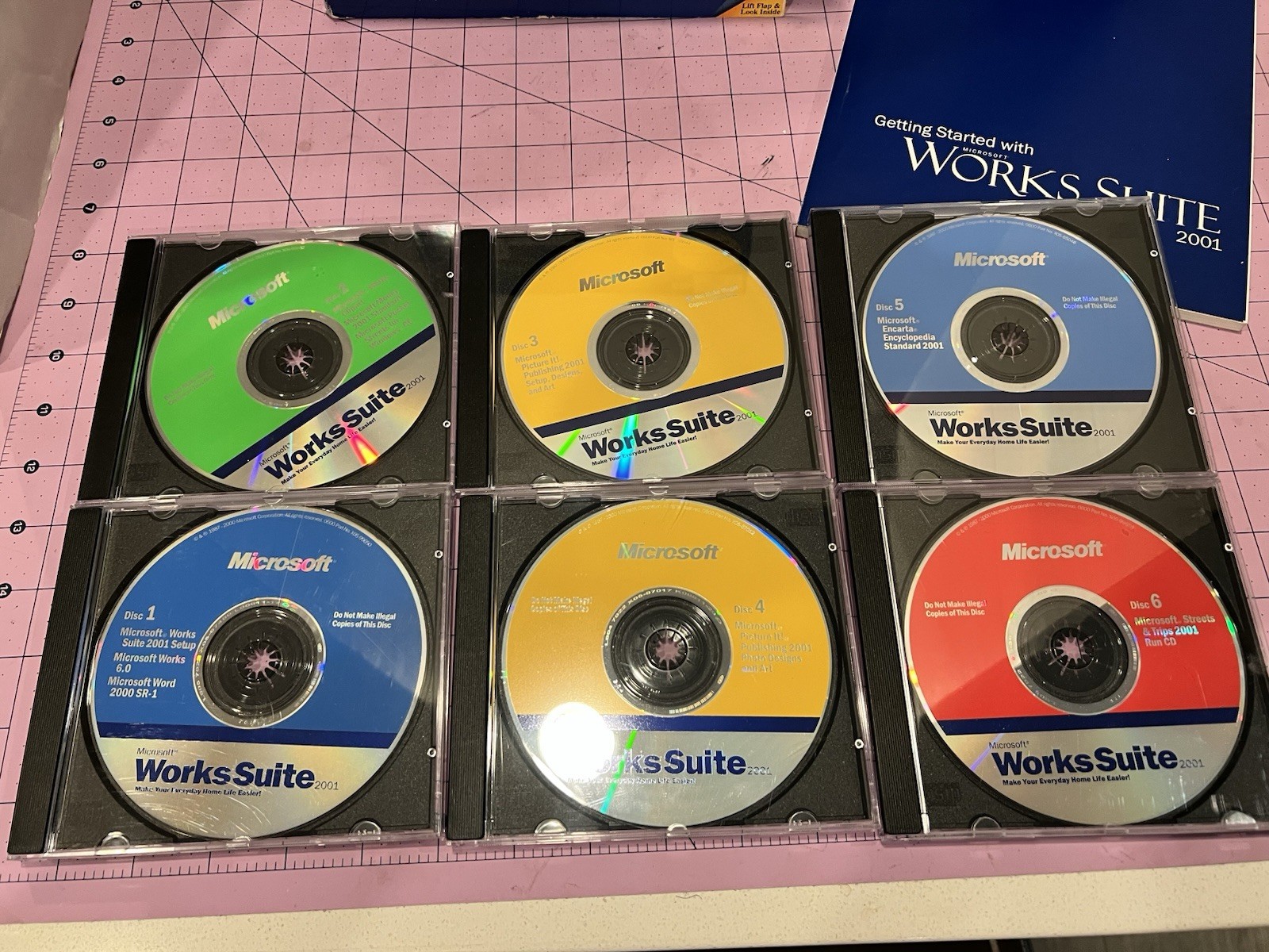 Microsoft Works Suite 2001 Word 2000, Picture It, Encarta, Money BIG BOX CIB KEY