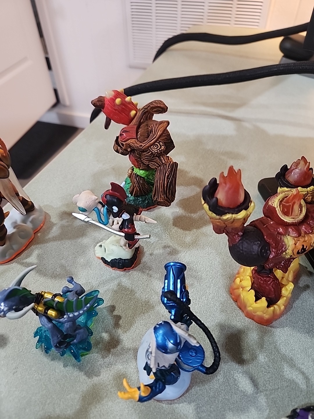 Activision Skylanders Giants Lot of 16 With Carrying Bag and Portal!