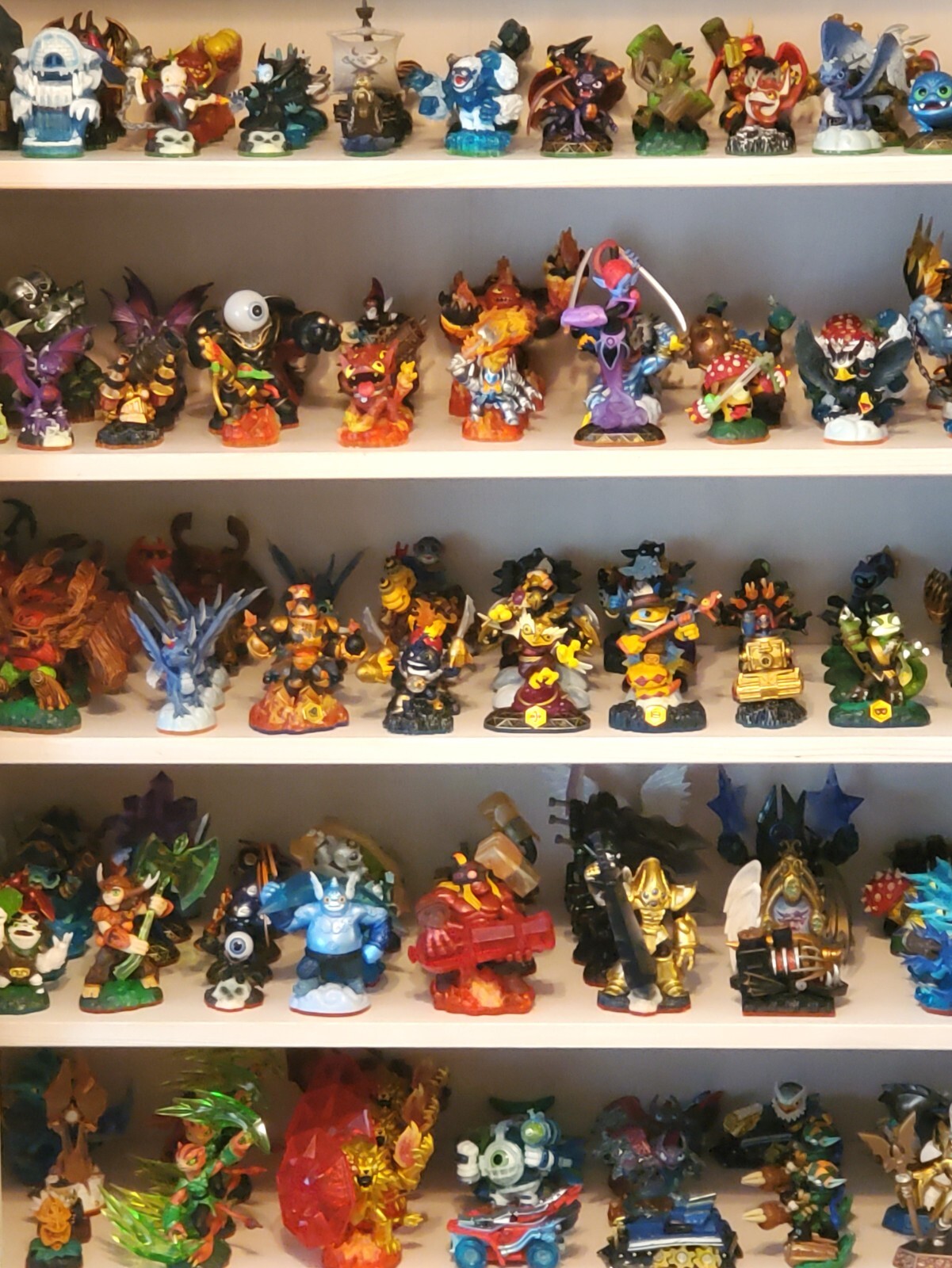 Skylanders: Choose your favorite characters and items from 5 Skylanders games!