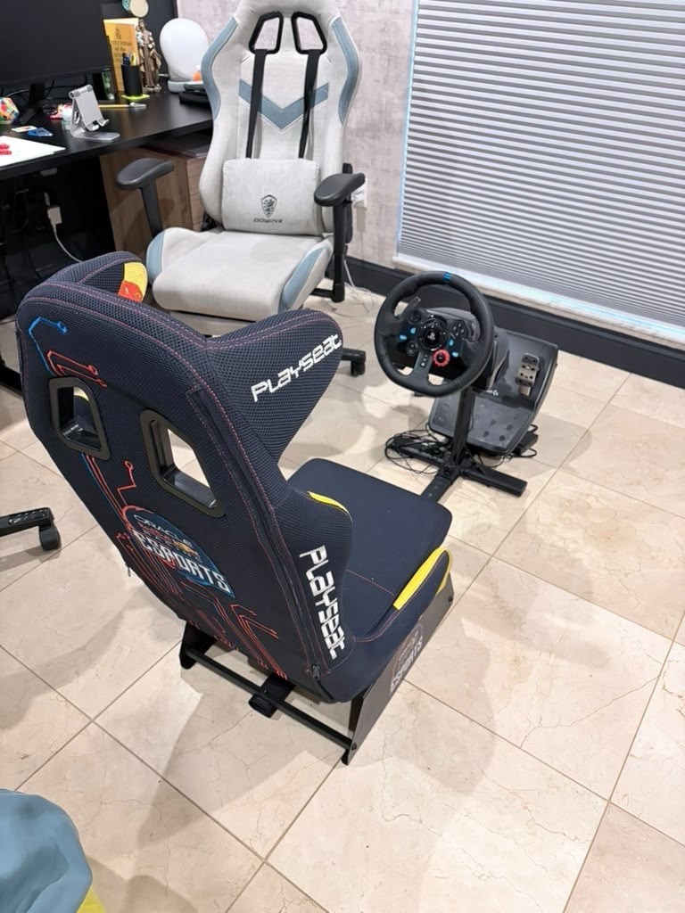 Redbull playseat cockpit, Logitech G29 Racing Wheel & Pedals for PS5/PS4