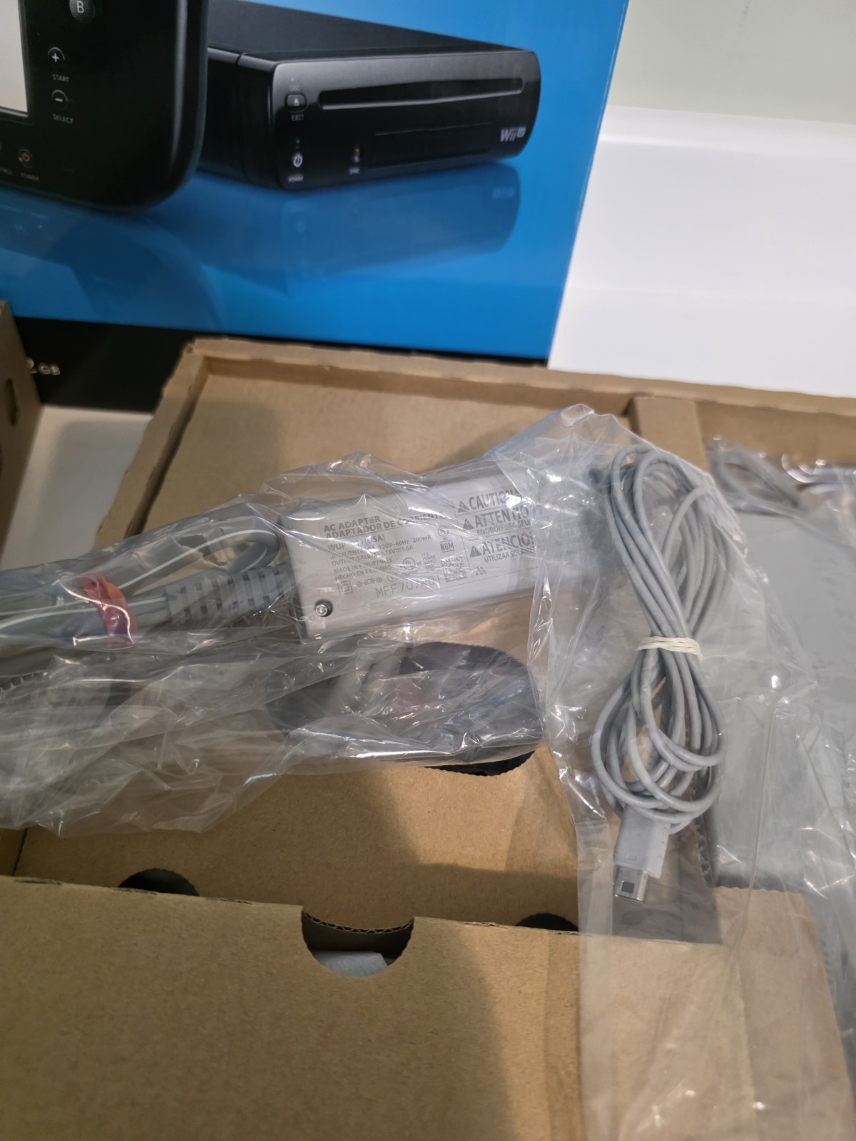 Nintendo Wii U Deluxe Set 32GB Black Console w/ GamePad, Cables, Box, Manuals