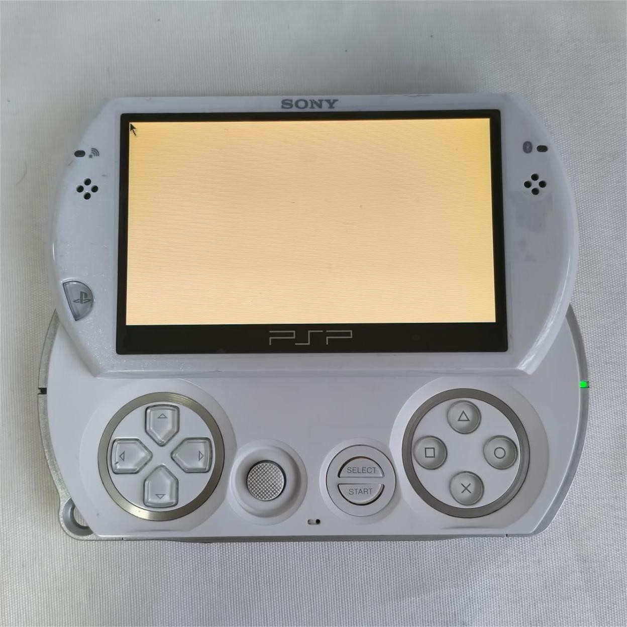 Sony PSP GO console White with Charger PSP-N1004 New screen with protect tested