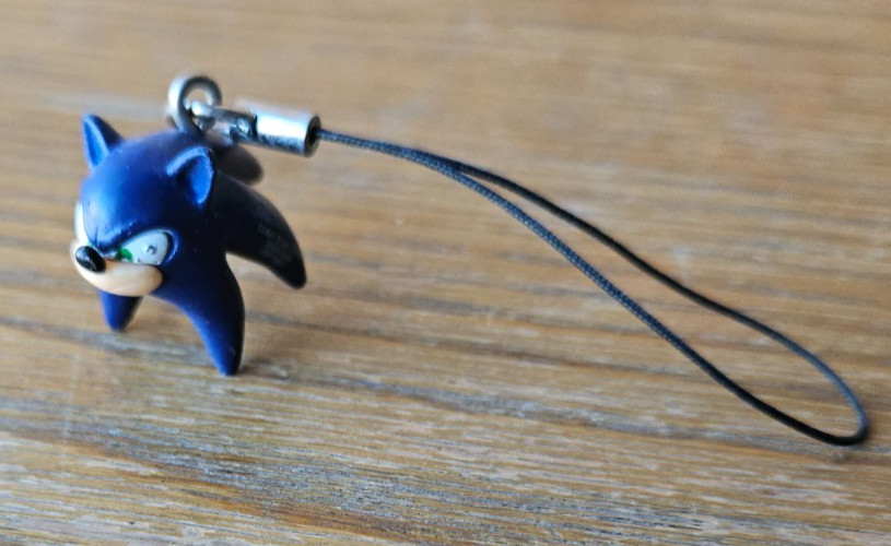 SONIC THE HEDGEHOG, MINI HEAD. PHONE / ORNAMENT/ HANGING ACCESSORY. TOMY, SEGA