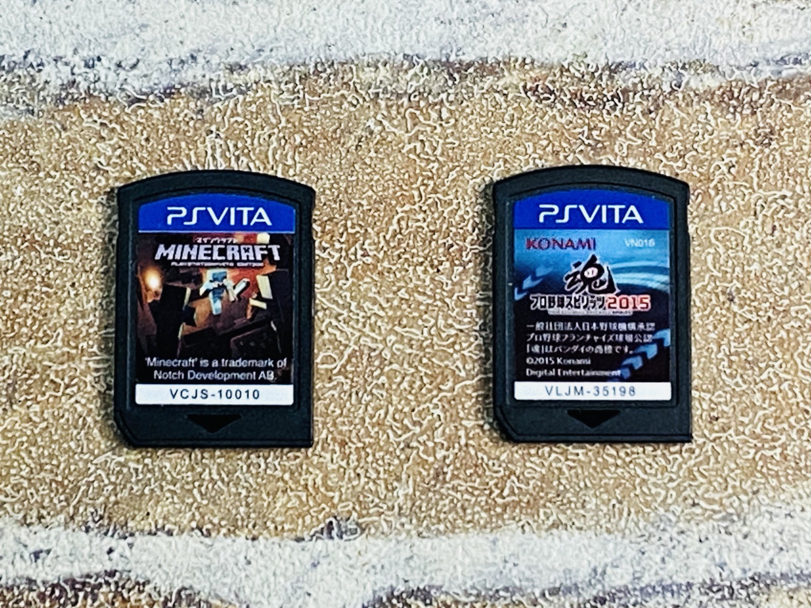 PS Vita PCH-1100 AB01 Crystal Black SONY Playstation 4GB Charger 2 Games DDP