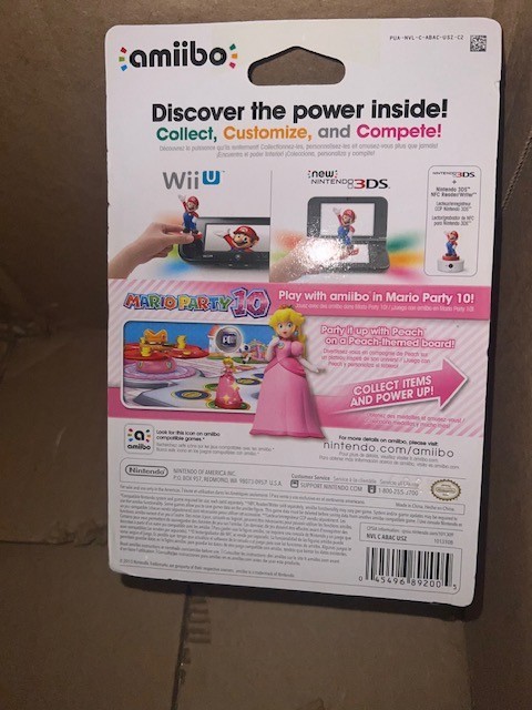 Super Mario Series Princess Peach Amiibo. Damaged packaging.