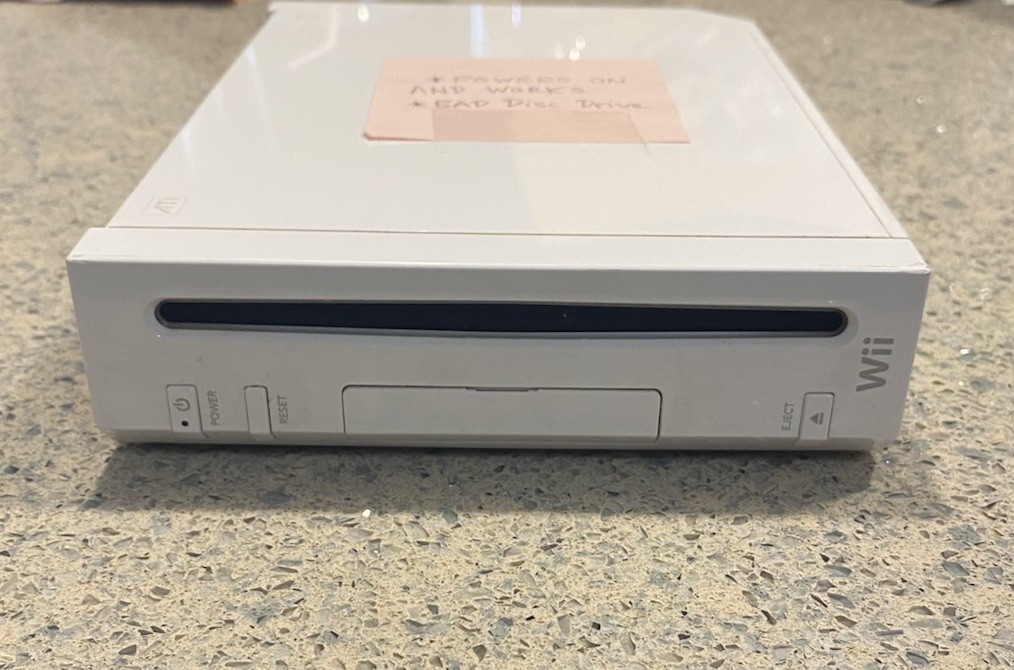 Nintendo Wii Original (BACKWARDS COMPATIBLE WITH GAMECUBE) – READ DESCRIPTION