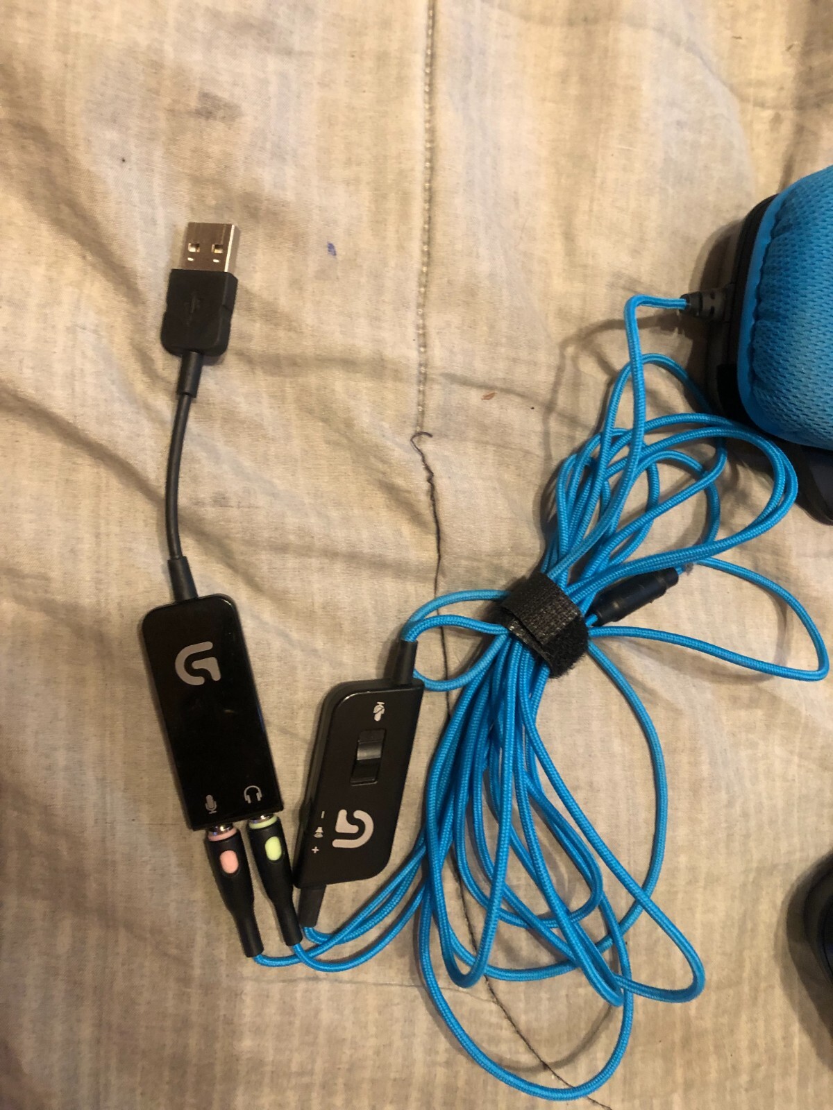 logitech g432 gaming headset blue or black cushion(cushion is flacking)