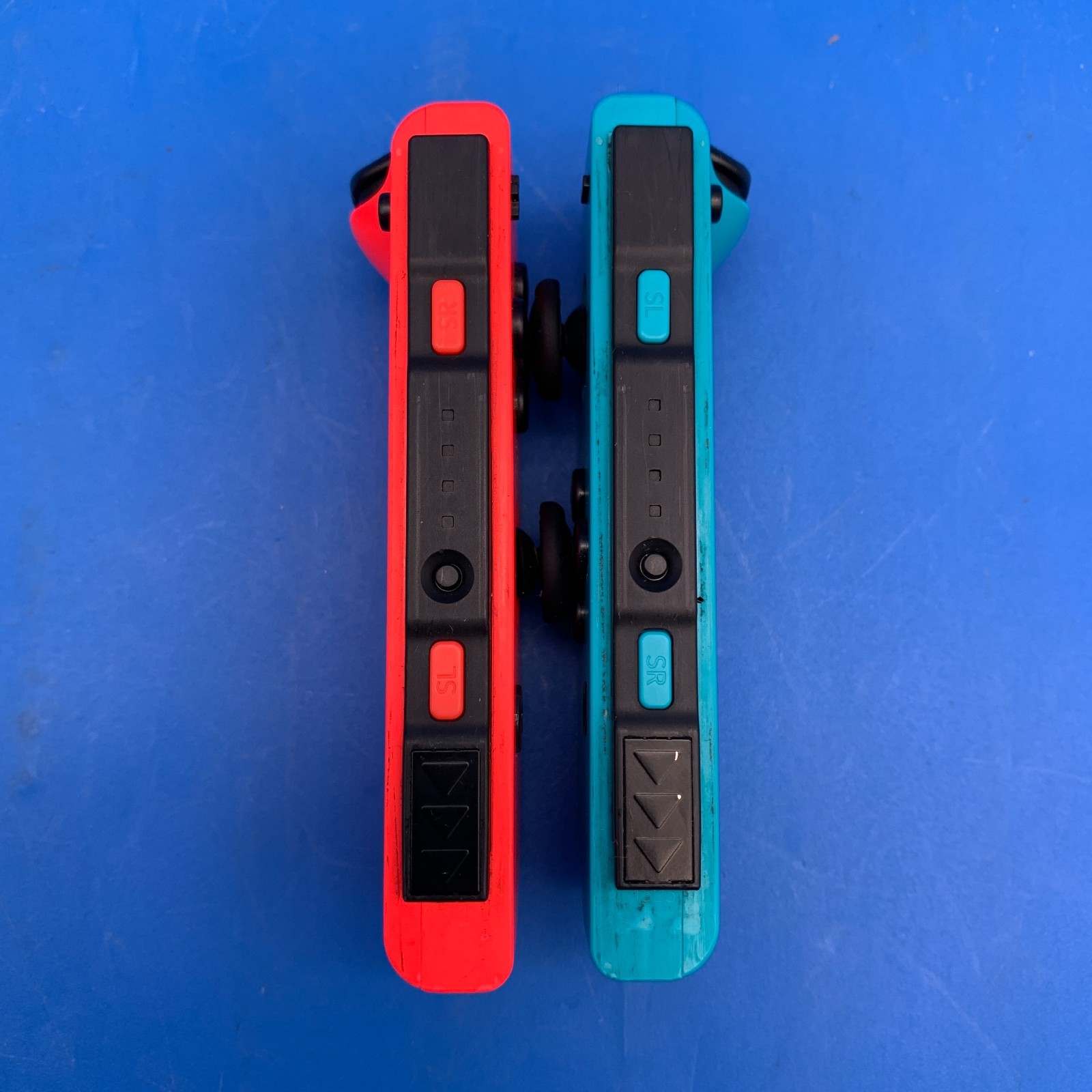 Nintendo Switch HAC-001(-01) 32GB Handheld Console w/ Red/Blue Joy-Cons + Case